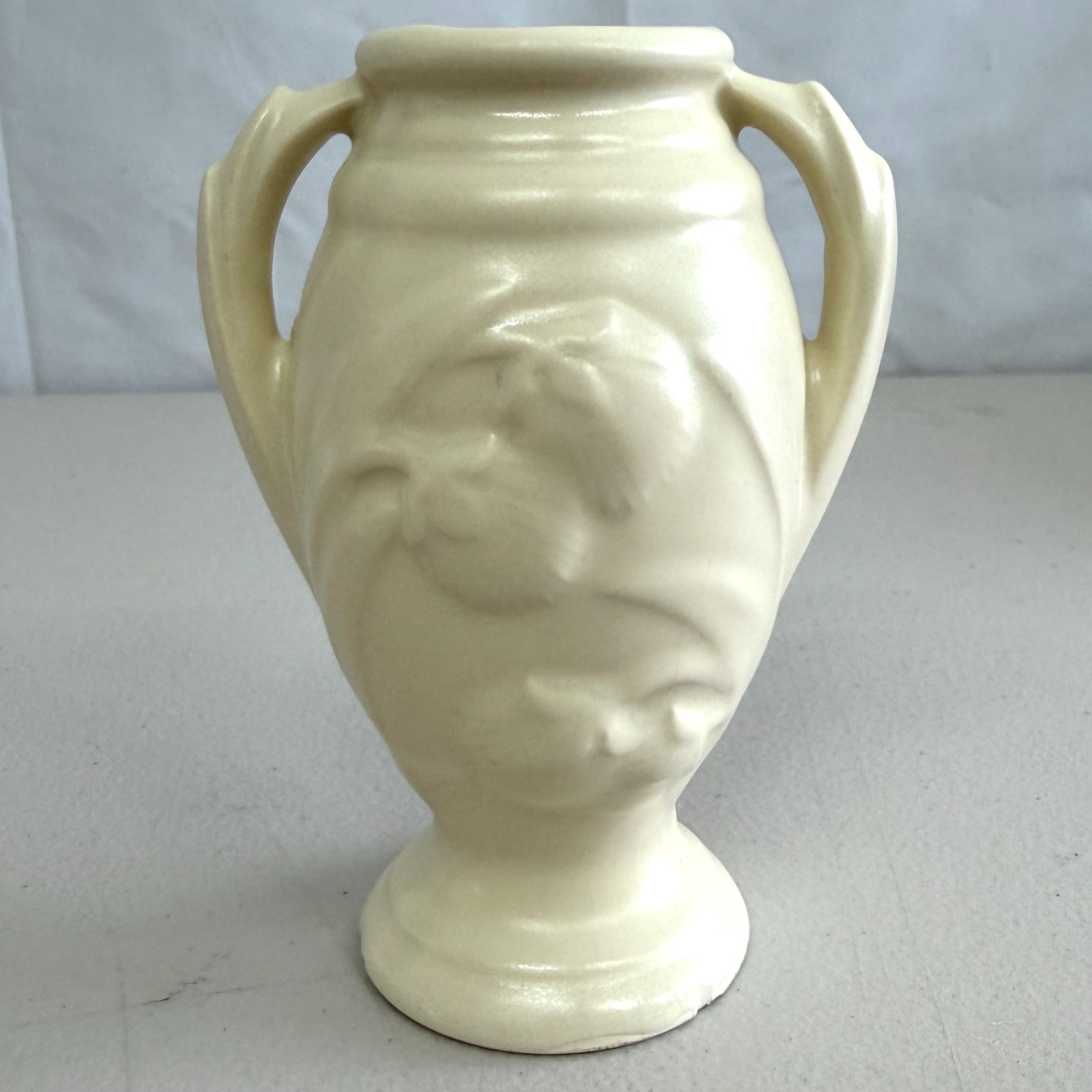 Vintage USA Ivory Floral Double Handle Vase Shawnee Style Art Pottery 5.5in