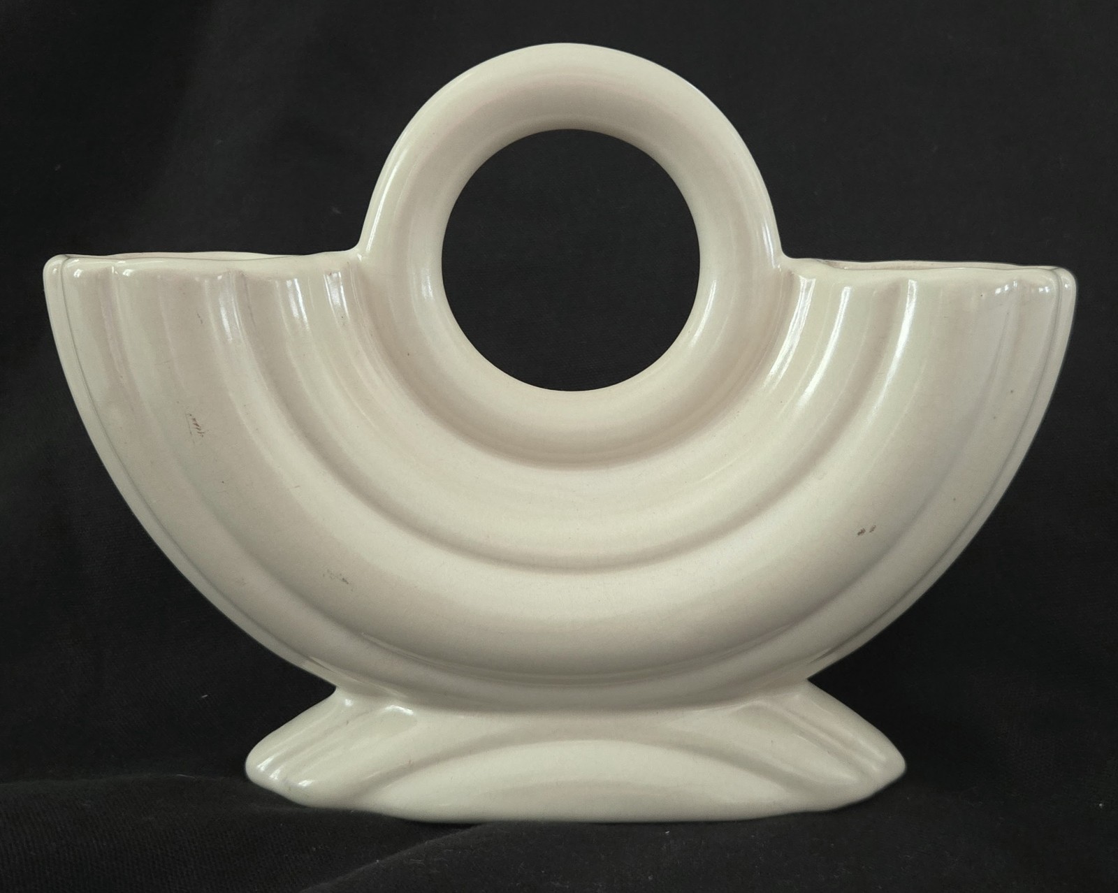 Vintage Camark Pottery Ivory Double Fan Vase Ring Handle Art Deco 9″