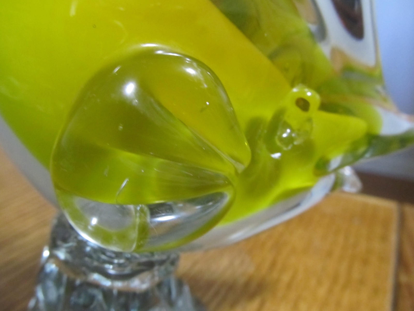 VTG MURANO GLASS HAND BLOWN YELLOW/CLEAR/WHITE FISH W/TEXTURED PEDESTAL BASE F/S