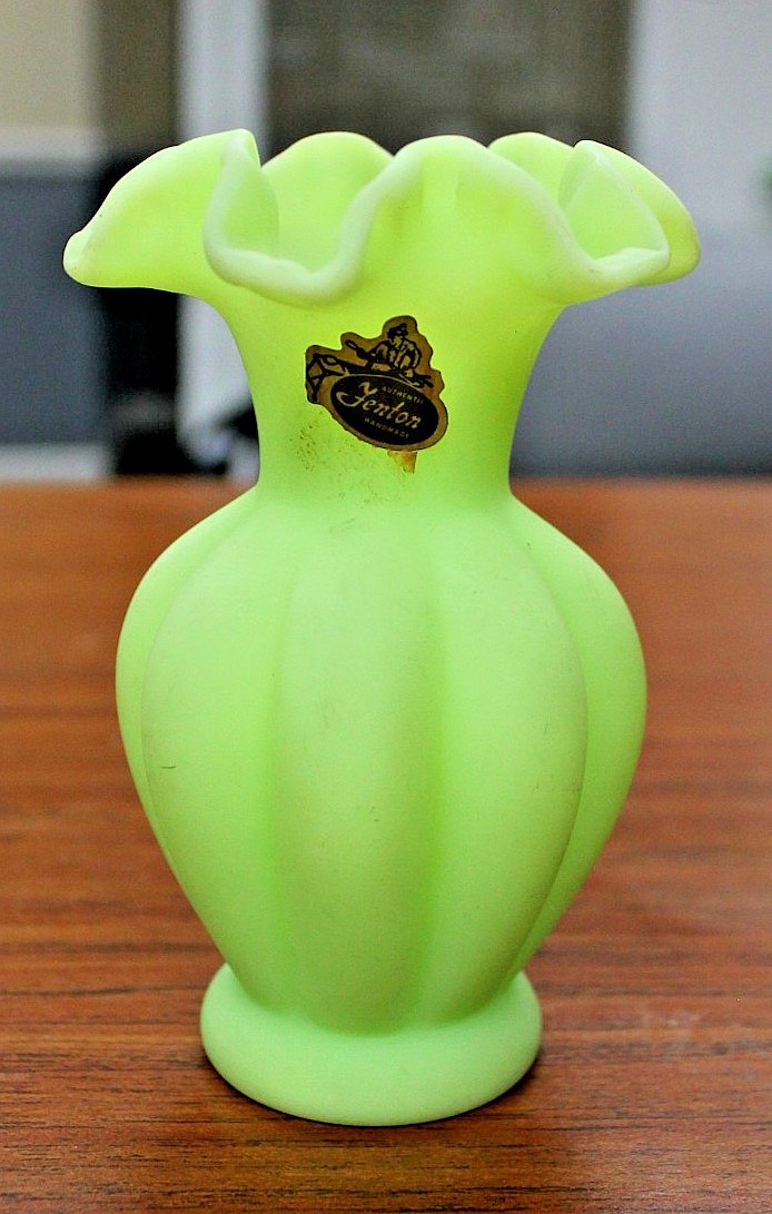 VTG Small UV REACTIVE FENTON Green Opalescent Art Glass Vase 5.5″ Tall
