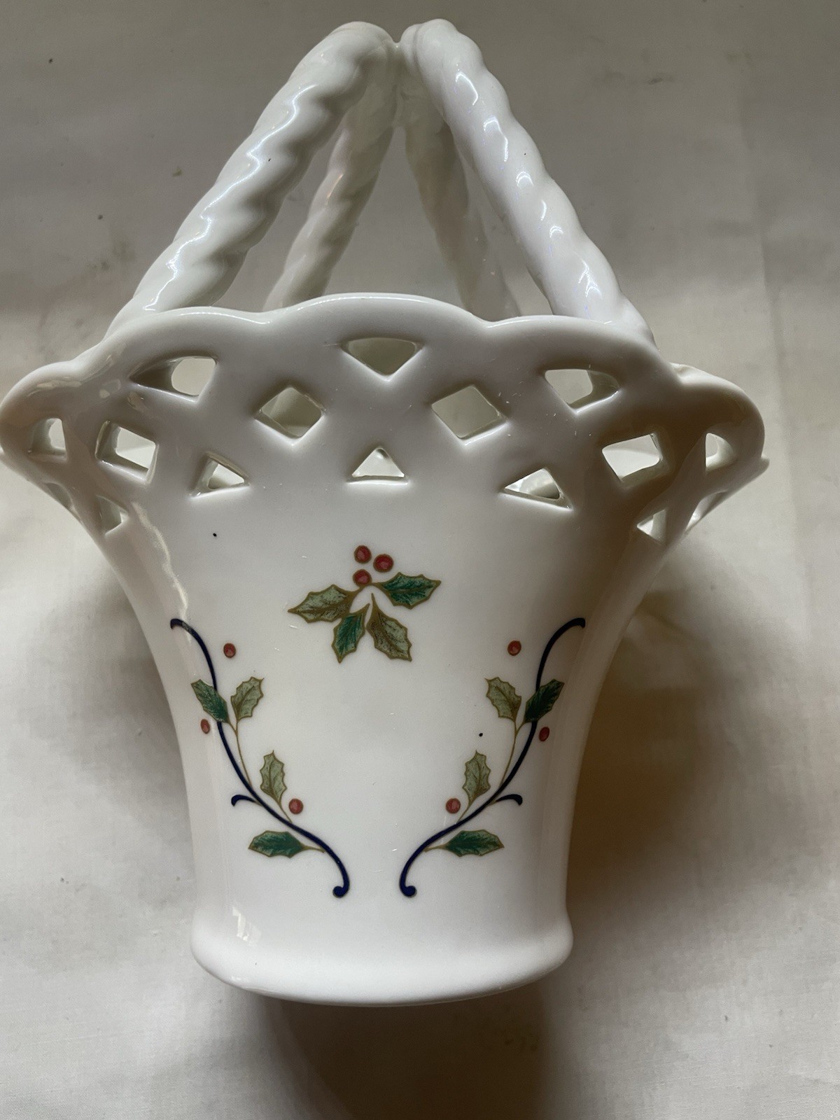 Mikasa Holiday Lace Basket With Handle RL050-755 Brand new in Box.