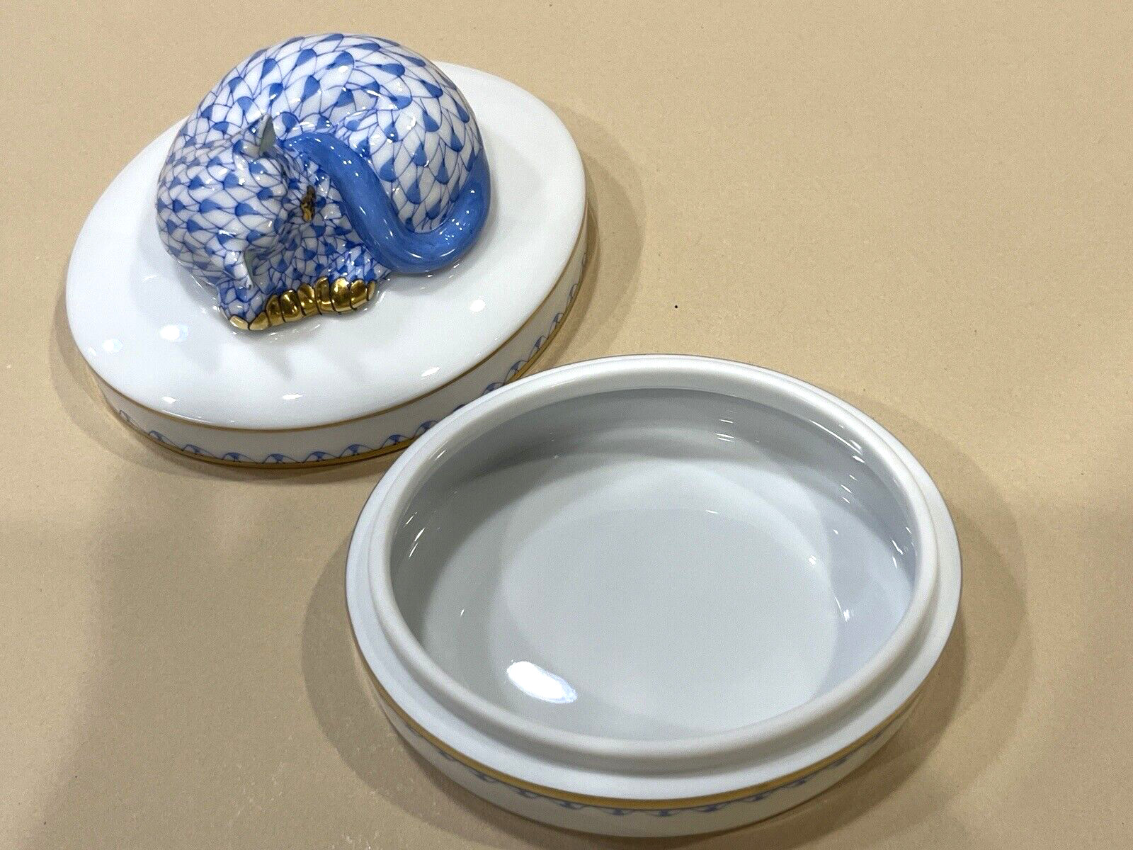 Herend – Oval Box w / Cat Kitty Figurine – Blue Fishnet