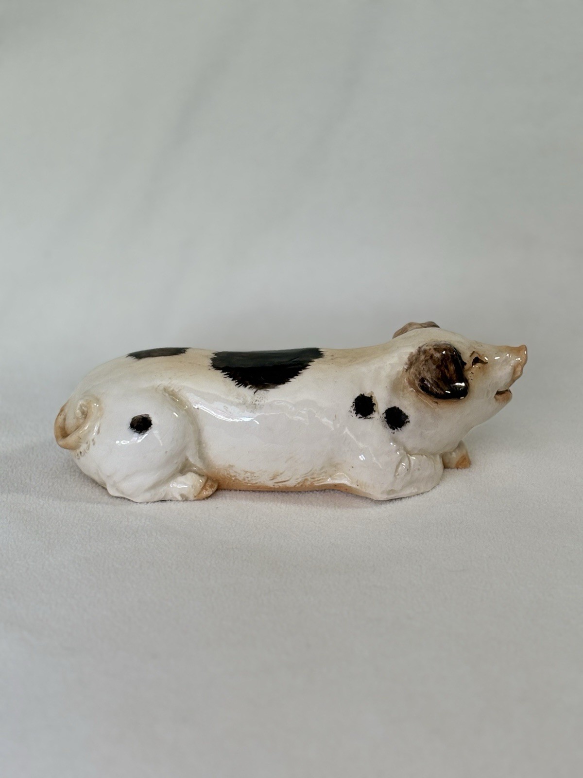 The Townsends Ceramic Spotted Pig Figurine – Mold #183 – Lying Down Smiling Hog