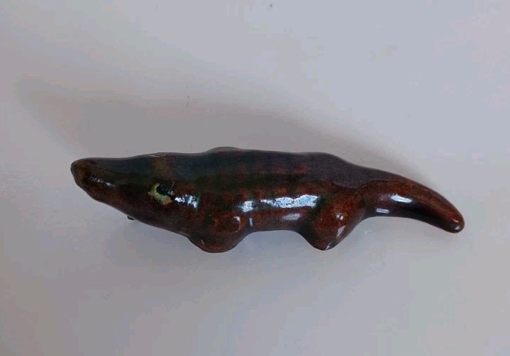 VINTAGE CLAY POTTERY ALLIGATOR FIGURINE WITH METAL LOOP FOR HANGING 2.25″ (L)