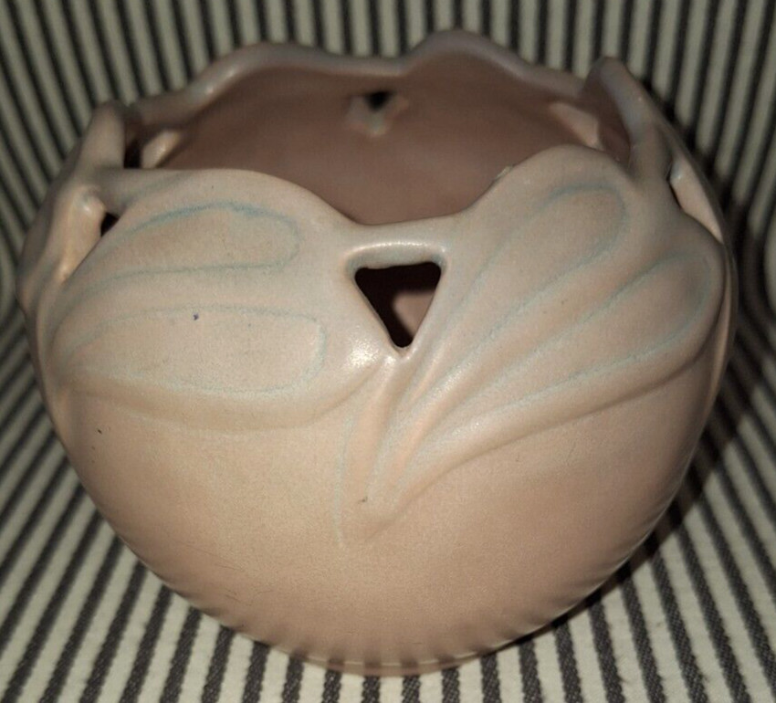 VTG VAN BRIGGLE ART POTTERY SIGNED ROSE & LILAC BLUE PHILODENDRON LEAF BOWL VASE