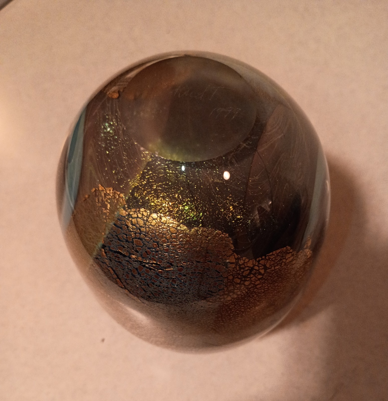 Vintage 1979 Signed Robert Eickholt Glittery 6.25″ Gold Leaf Art Glass Vase