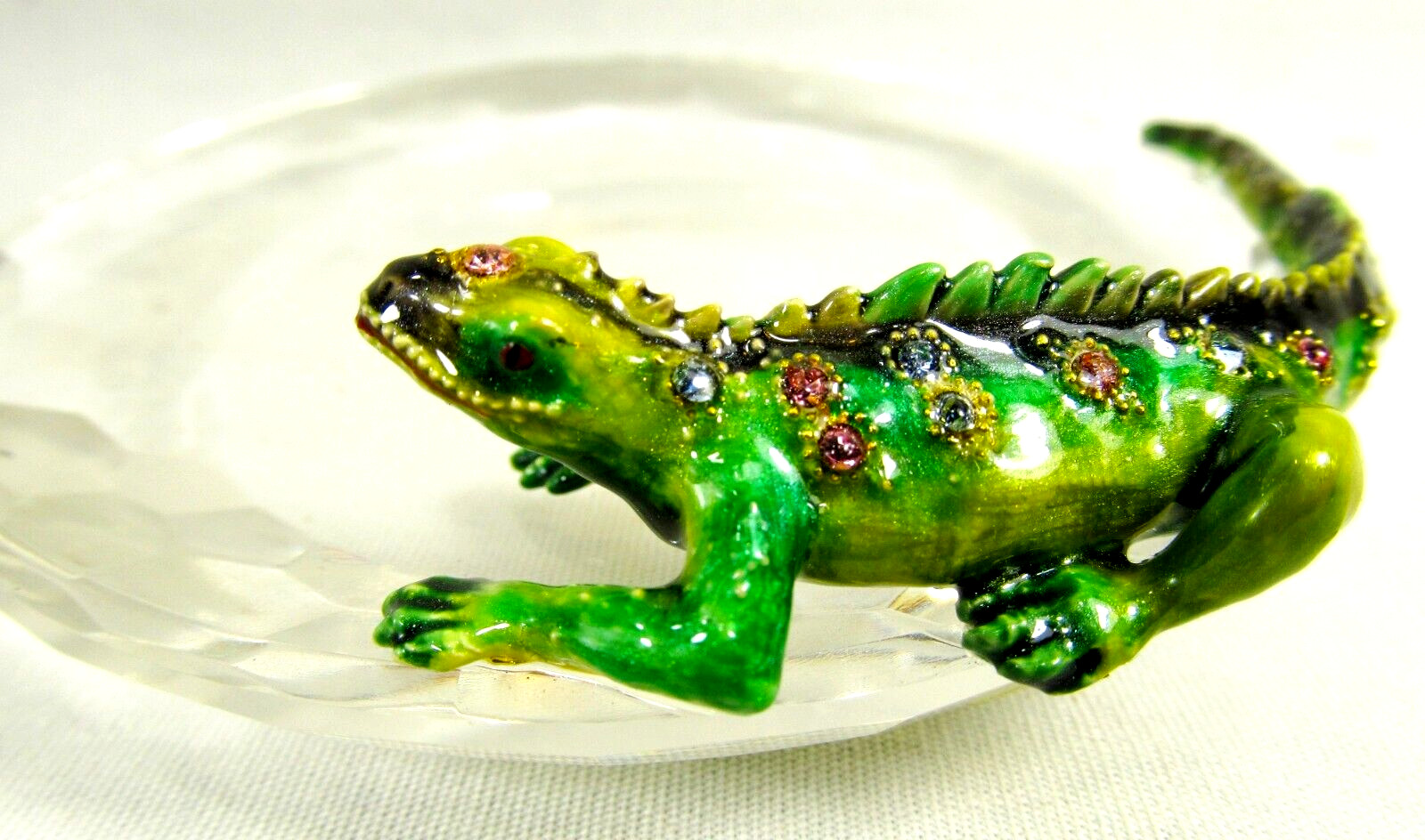 Lizard on small Crystal Dish wildlife table top decor
