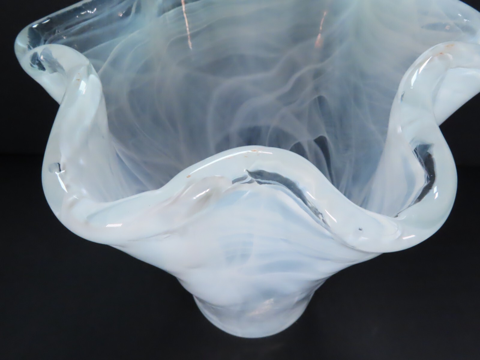 Vietri Onda White & Clear Hand Blown Art Glass 10.25″ Handkerchief Vase