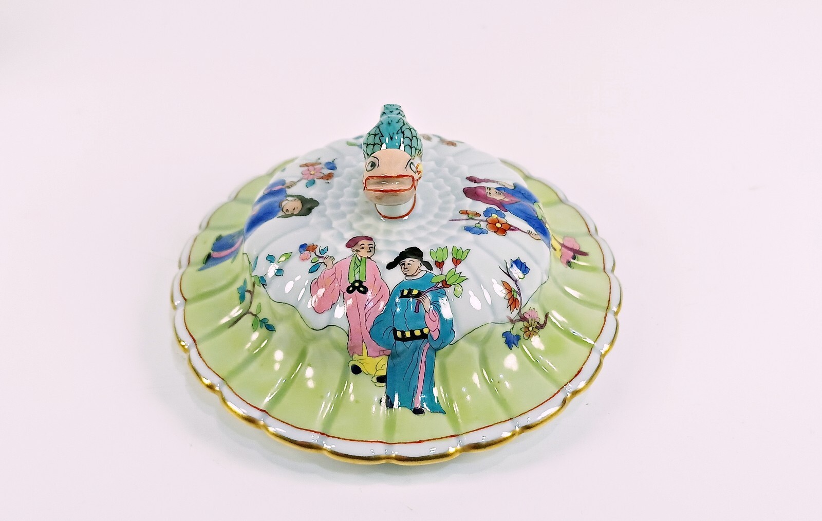 HEREND, ANTIQUE CHINESE CSUNG VERT CANDY BOX HANPAINTED PORCELAIN (B177)