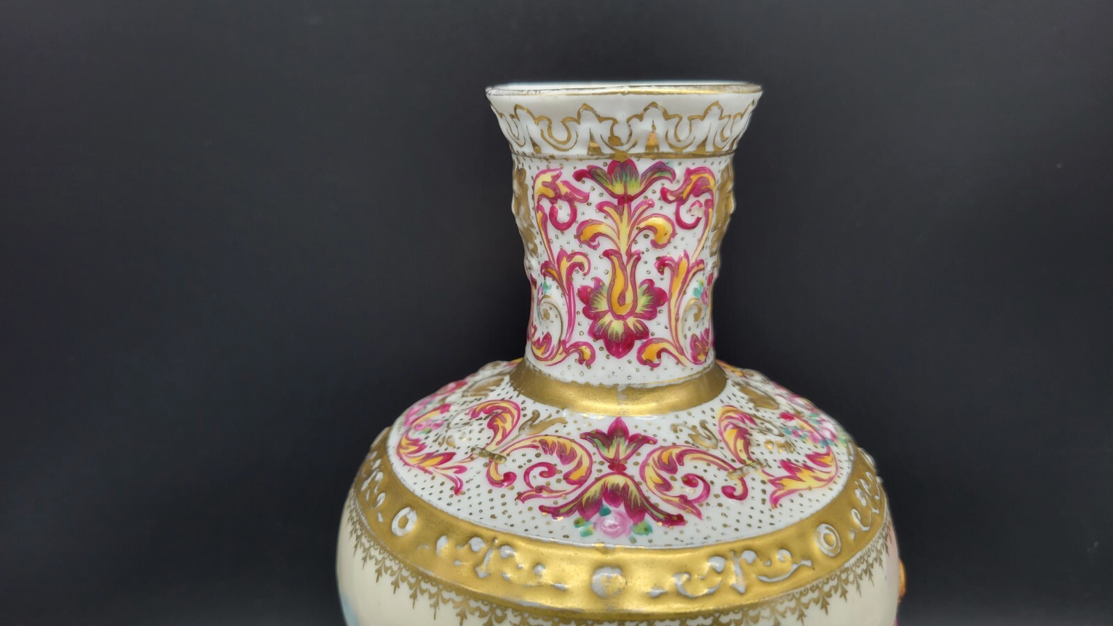 Antique PROV SAXE E S GERMAN Erdmann Schlegelmilch Figural In-Relief Vase 8 7/8″