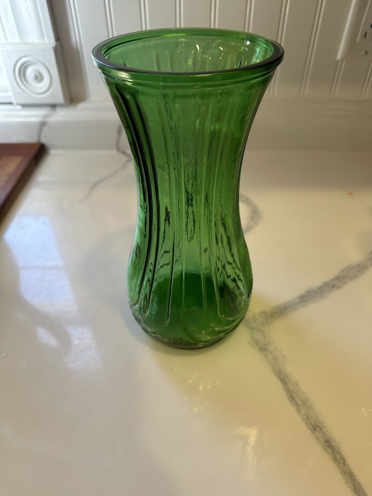 Vintage Hoosier Vase 4087-B Emerald Green Glass 9-3/4″ Tall~Made In USA Indiana
