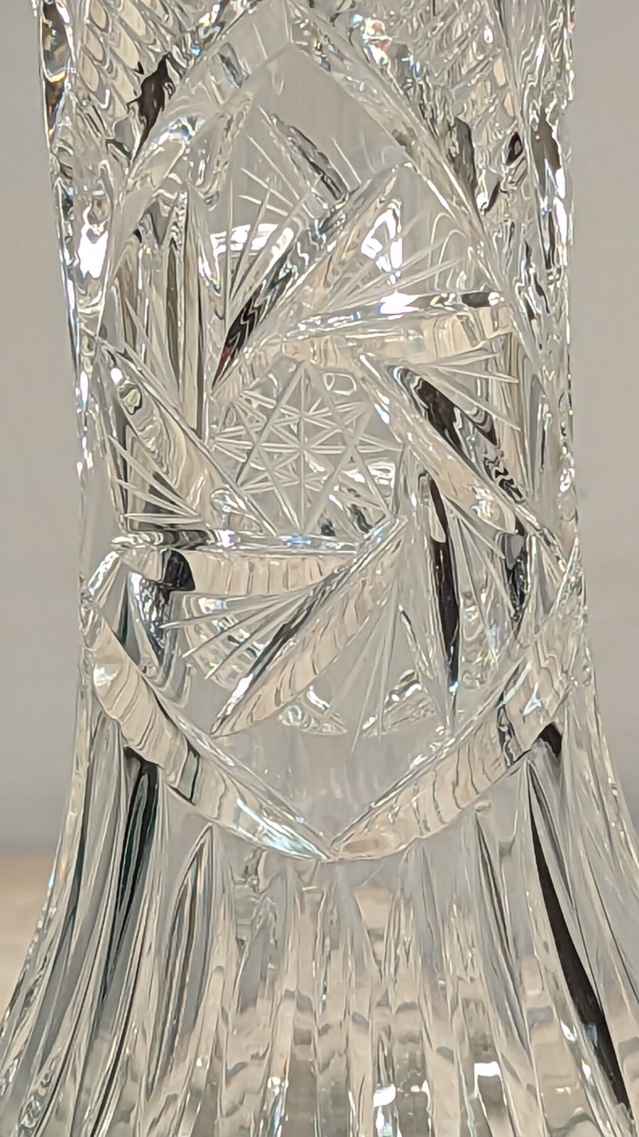 BEAUTIFUL LAUSITZER GERMANY CLEAR CUT PIN WHEEL STAR DESIGN LEAD CRYSTAL VASE