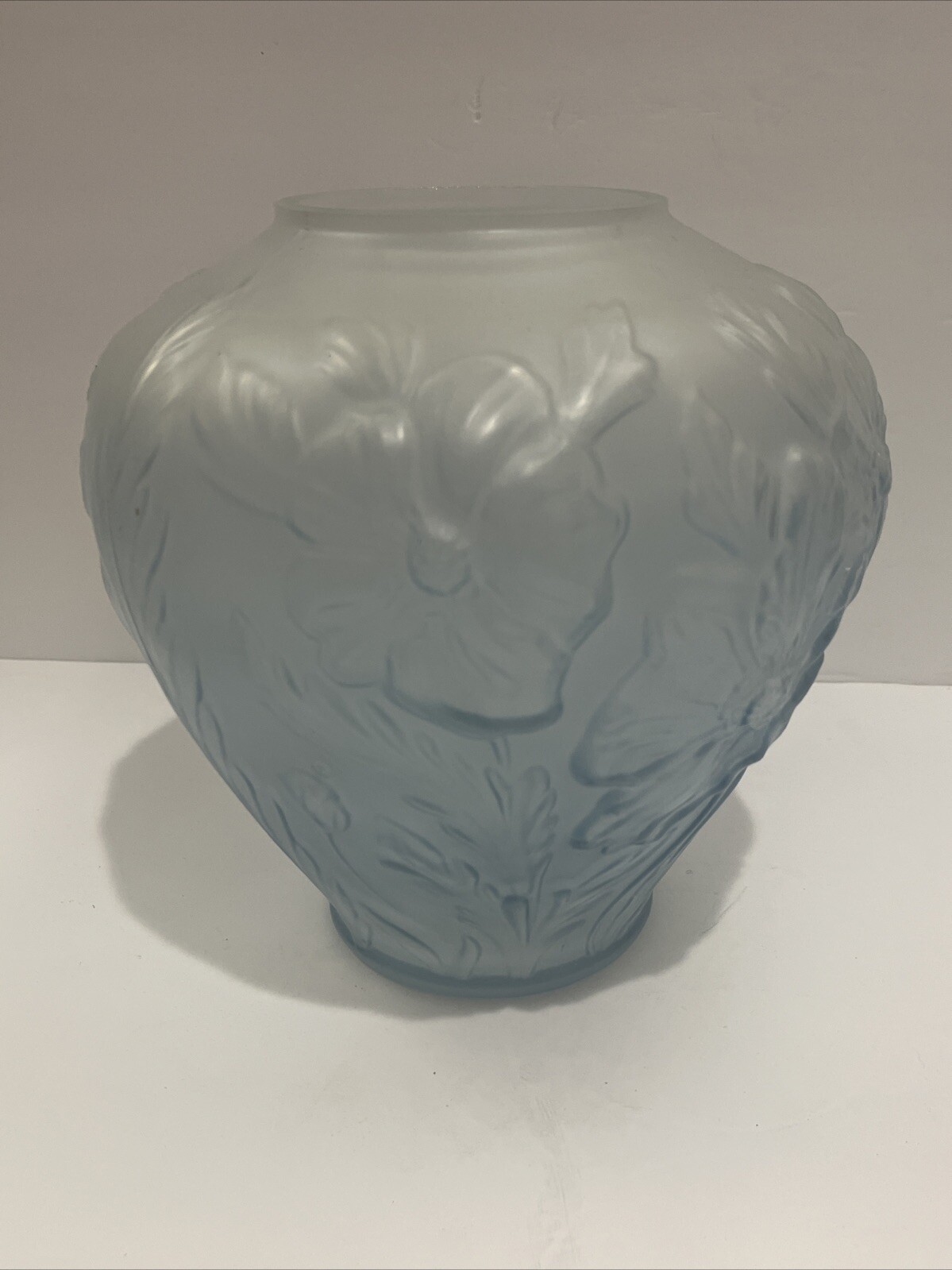 Cambridge Glass Art Hand Blown Embossed Frosted Blue Fade Satin Poppy Vase 8”