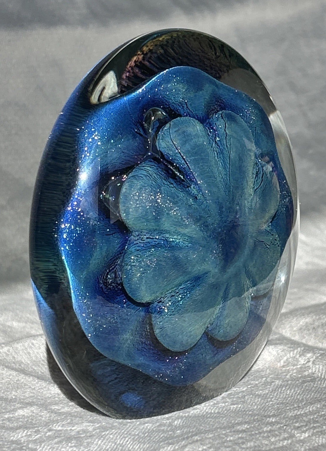 Signed EICKHOLT 1999 ART GLASS 4 1/4″ Paperweight 2 Positions Flower Blue Dichro