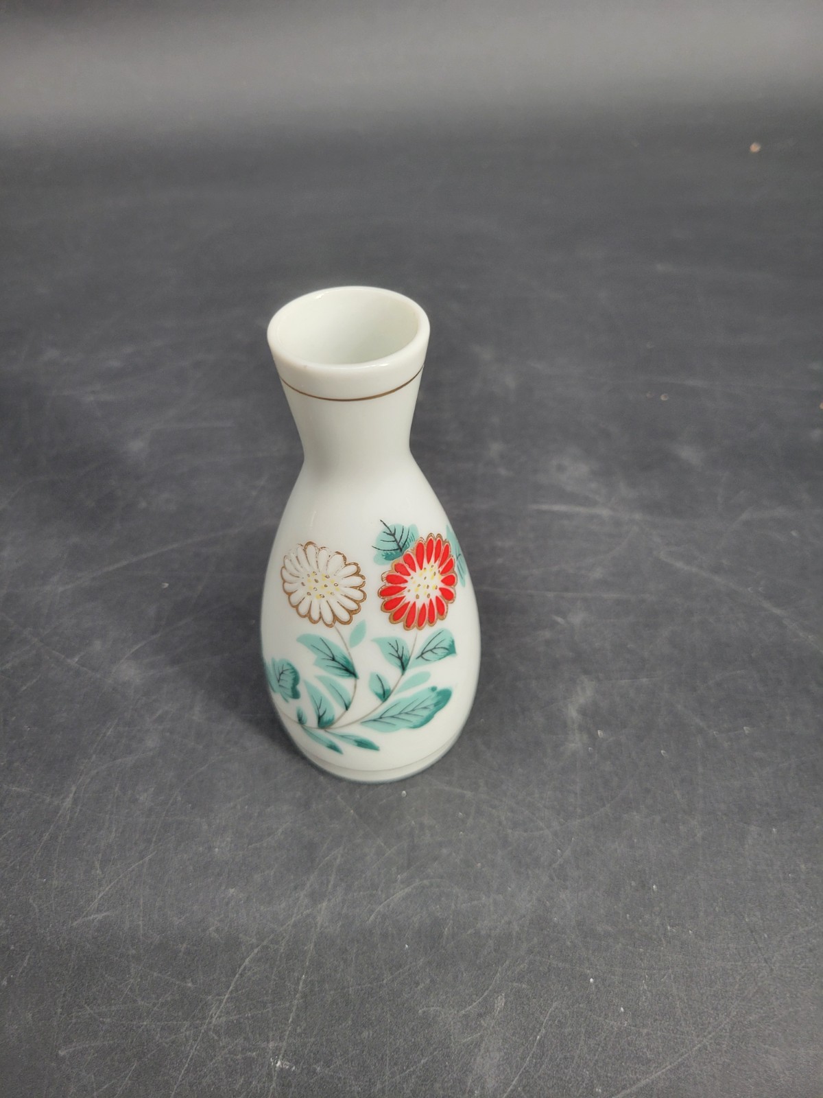 Very Pretty, Vintage Japanese Porcelain Floral Bud Vase / Sake Server – 5″