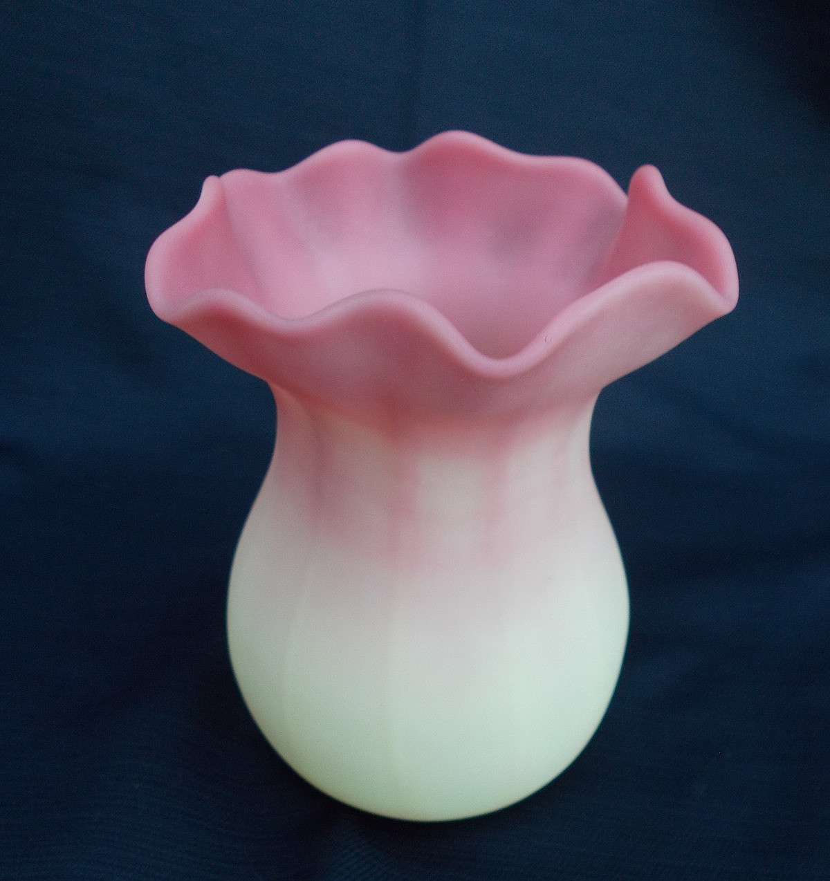 Gundersen Glass burmese ruffled vase 3.25 h