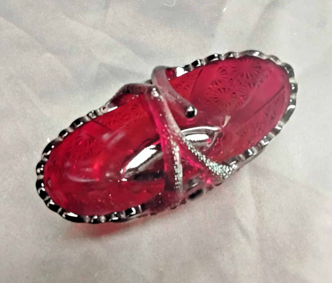Fenton daisy and button with pinwheel in ruby red iridescent basket
