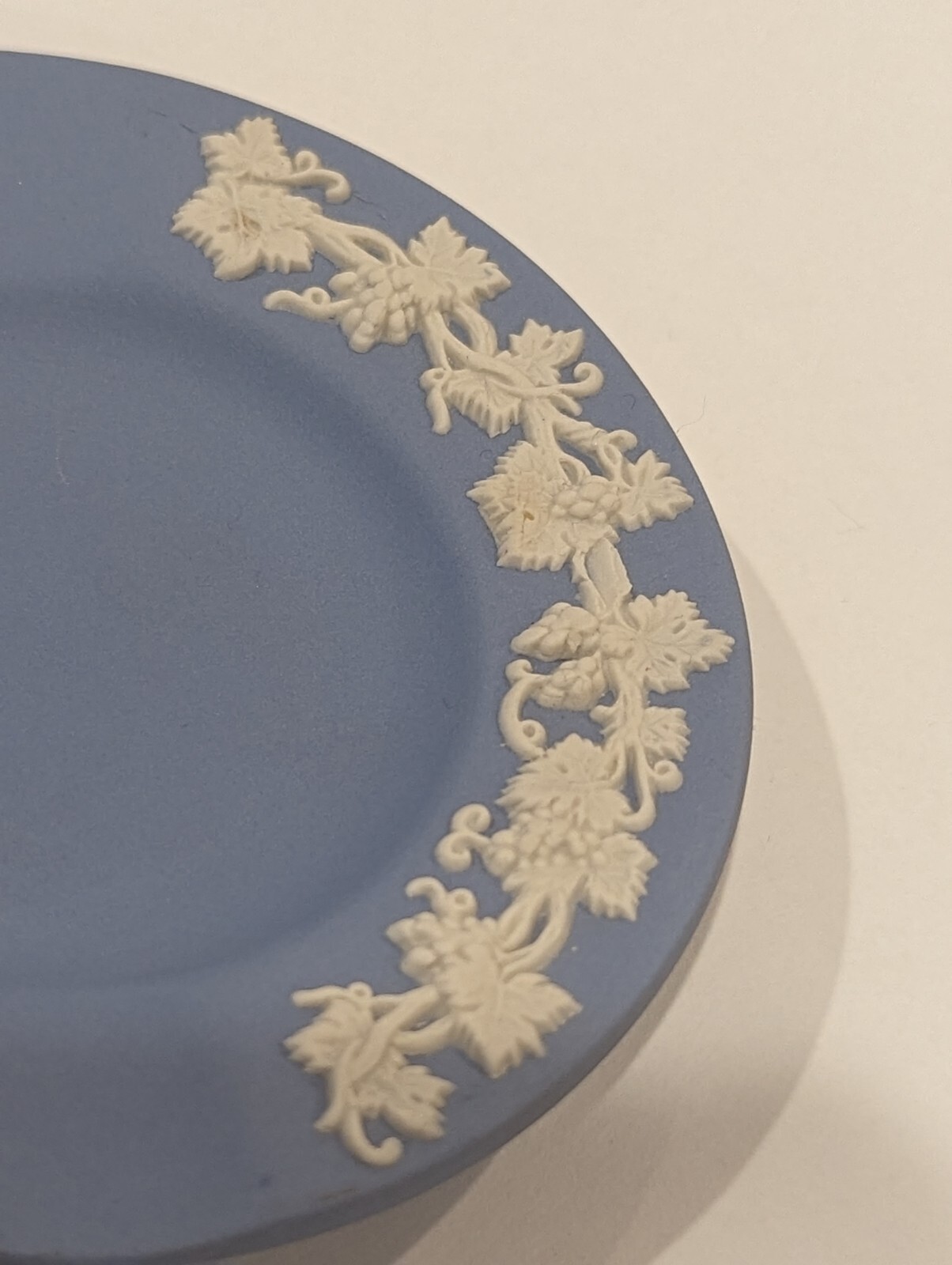 Vtg Wedgwood Jasperware England Blue Grapevine 3.50″ Ashtray Trinket Dish NEW