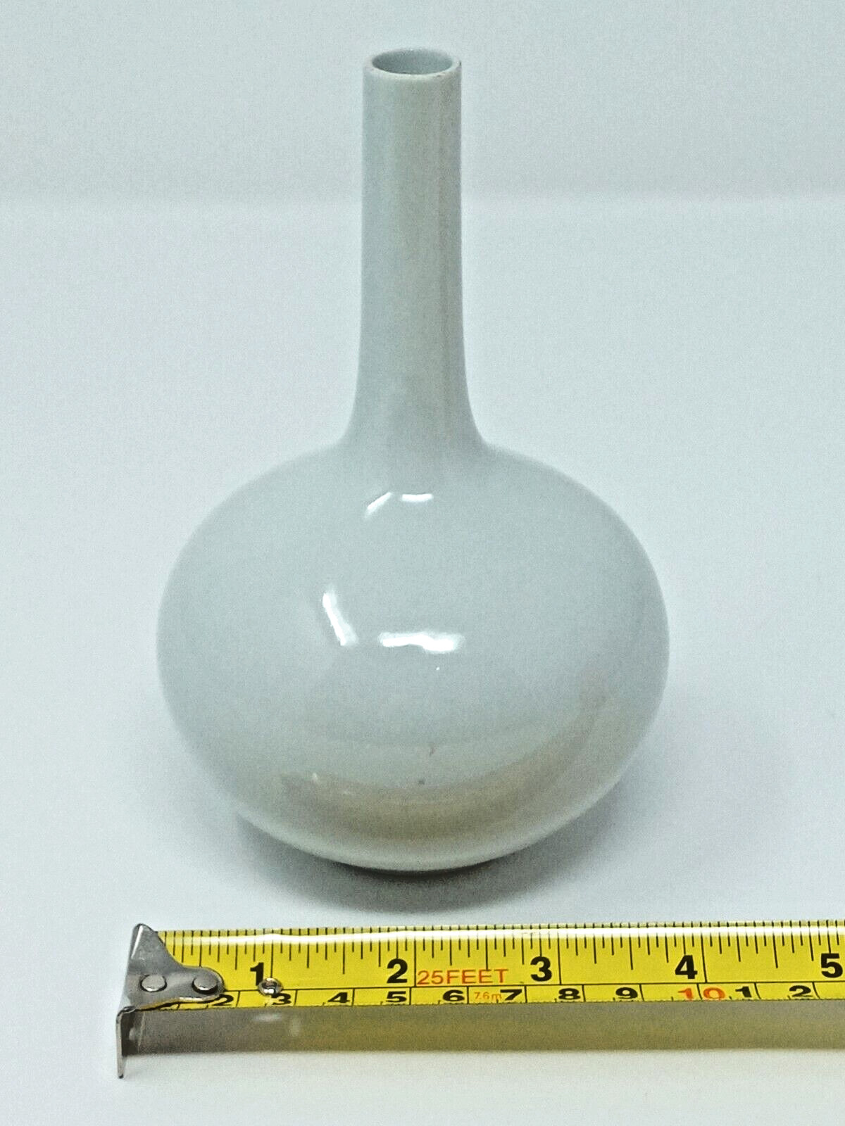 Arabia Finland White 6 1/4″ Ceramic Vase onion or bulb shape mcm vintage euc