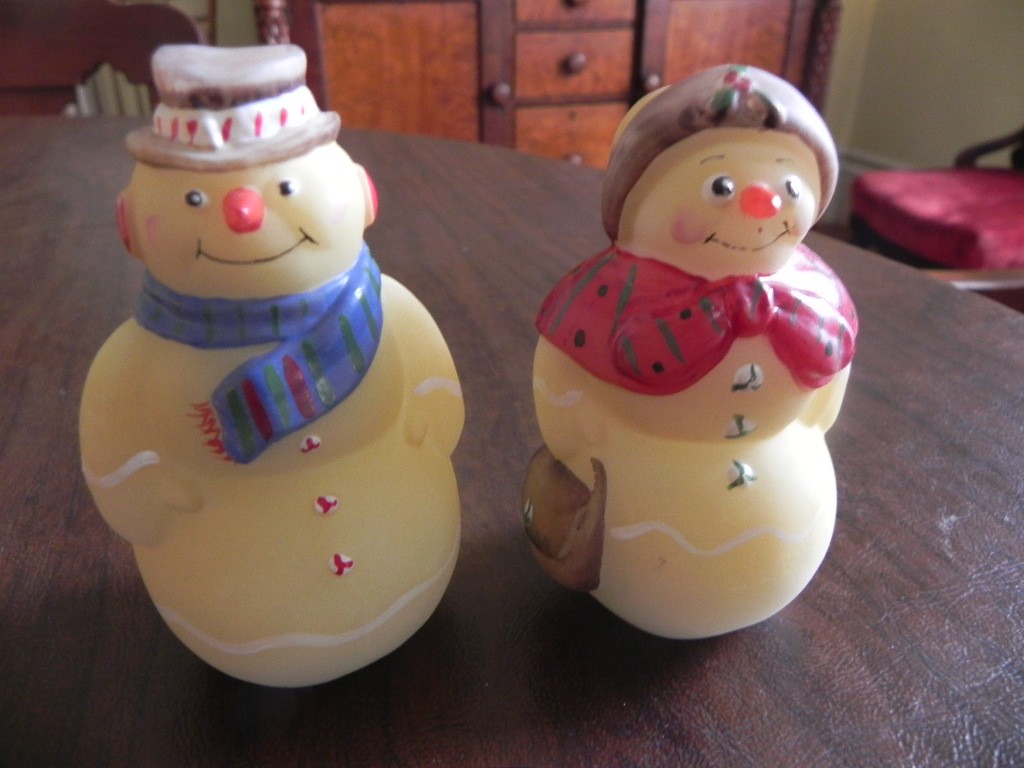 Fenton Glass Nutmeg Color Snowman and Snow Lady Couple Artist Signed Pair 4″