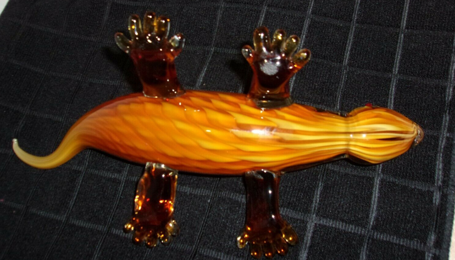 LARGE ART GLASS 12″ LIZARD GECKO ALLIGATOR FIGURINE AMBER W/ GREEN SPOTS