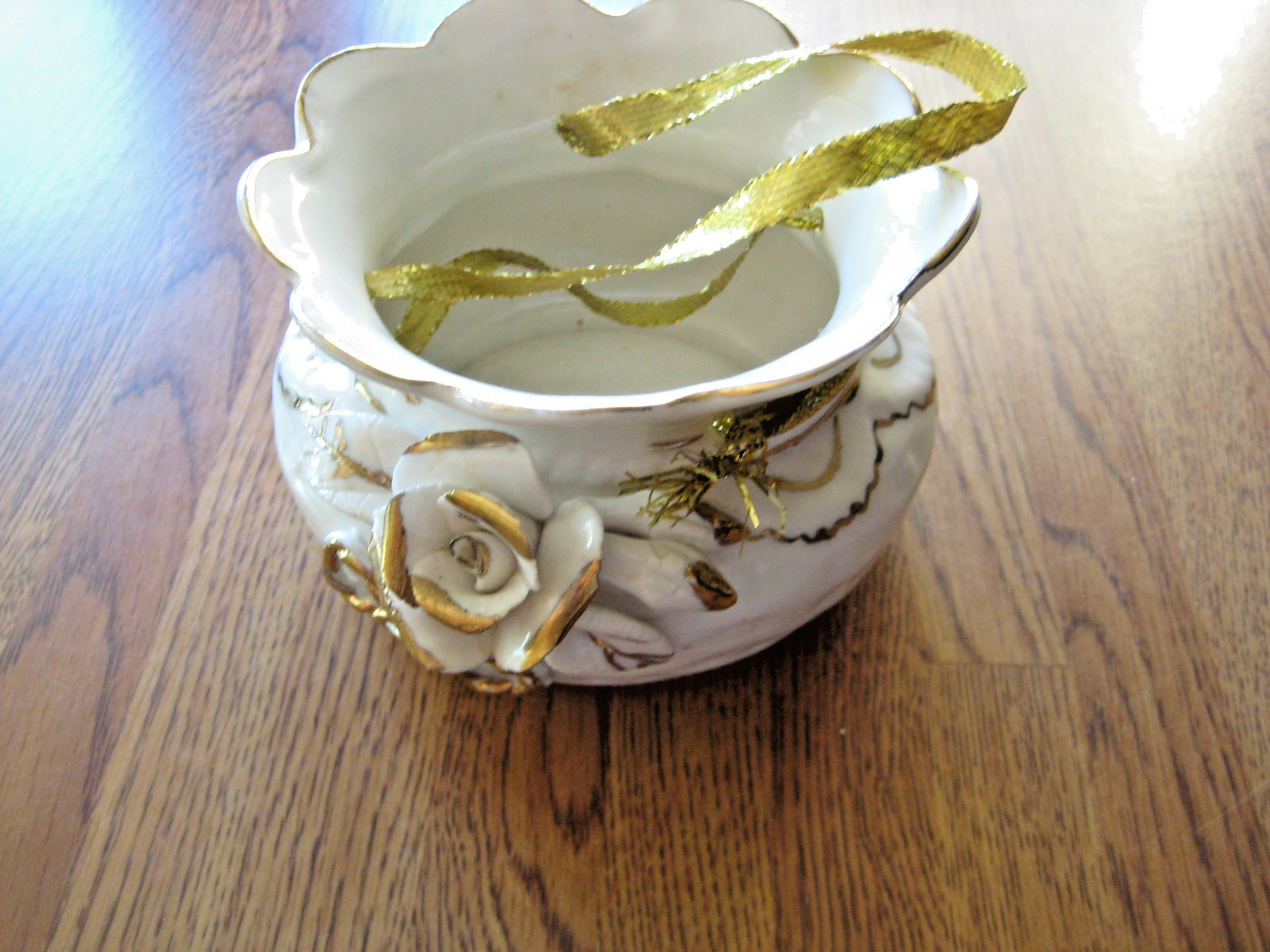 Vtg White Porcelain HangingFlower Basket/Planter Scalloped Edge Gold Rope Detail