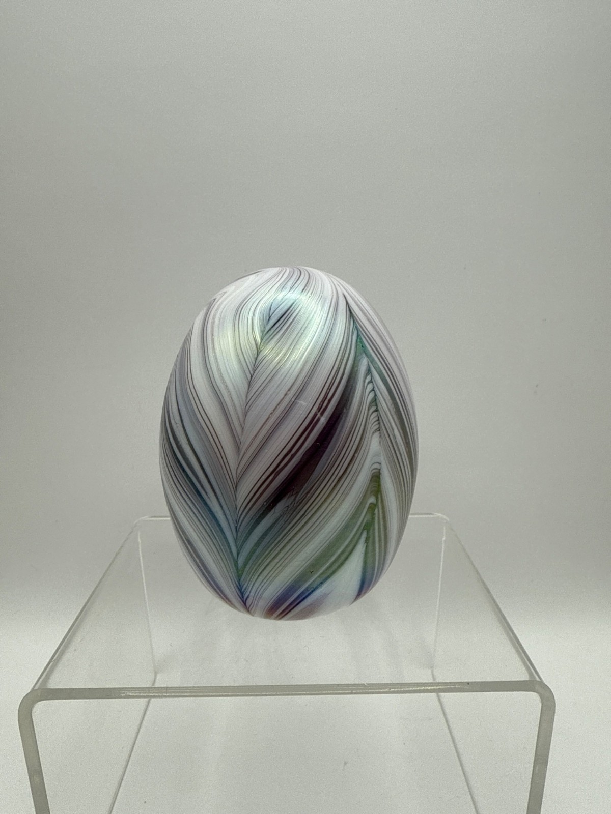 Vtg Gibson Art Glass Egg Shape Paperweight White Purple Pulled Feather Iridized