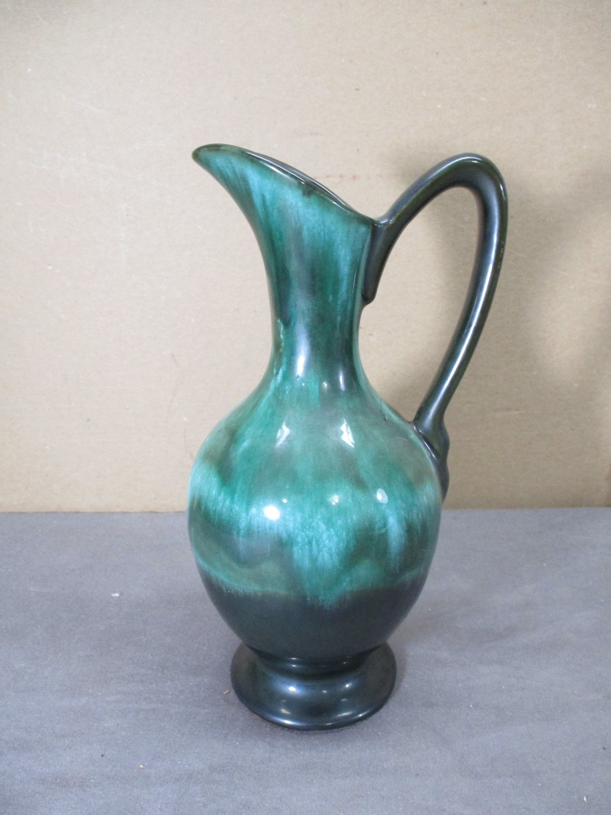Vtg Blue Mountain Pottery 9.5″ Evangiline Pitcher Vase Green Drip Glaze MINTY