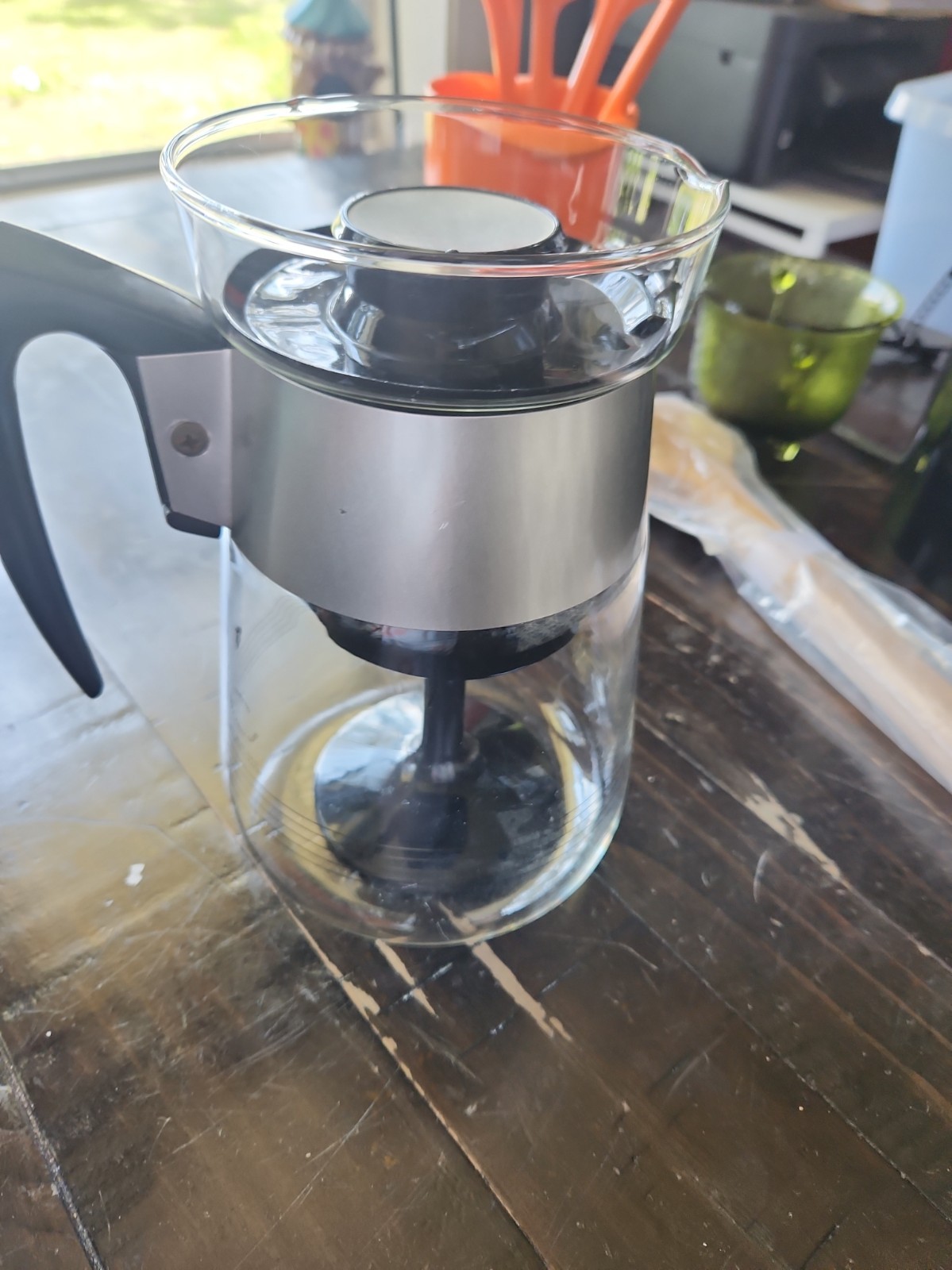 VINTAGE CLEAR GLASS COFFEE POT WITH PLASTIC BASKET IN INTERIOR