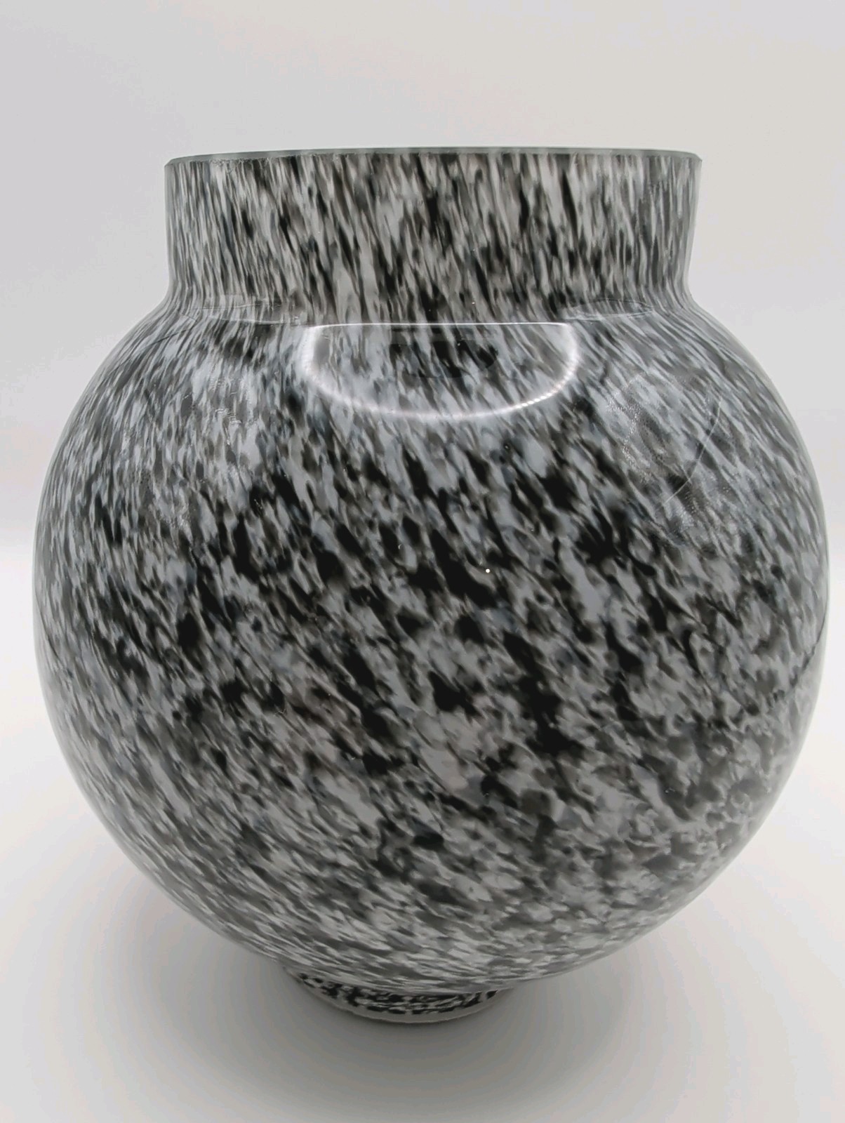 Modern Home Decor Accent Unsigned Black & White Confetti Glass Vase Aprx 5.5 In