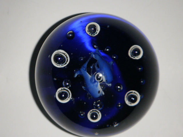 PAIR OF DOLPHINS IN A 3″ ROUND PAPERWEIGHT BUBBLES INTENSE COBALT BLUE 1 LB 7 OZ