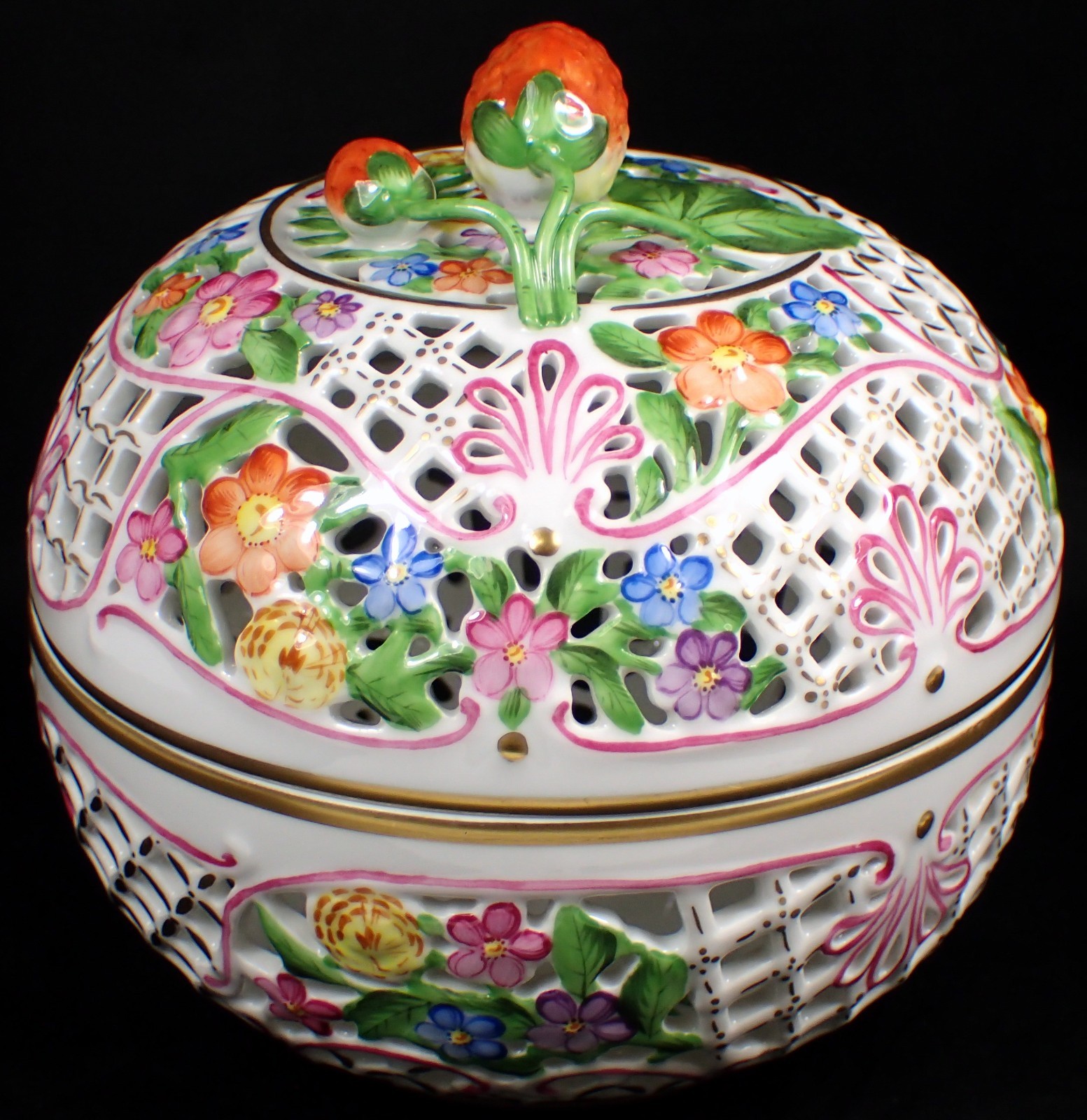 MINT Vtg Herend 6212 Reticulated Bonbonniere Openwork 6″ Box Basket w Strawberry
