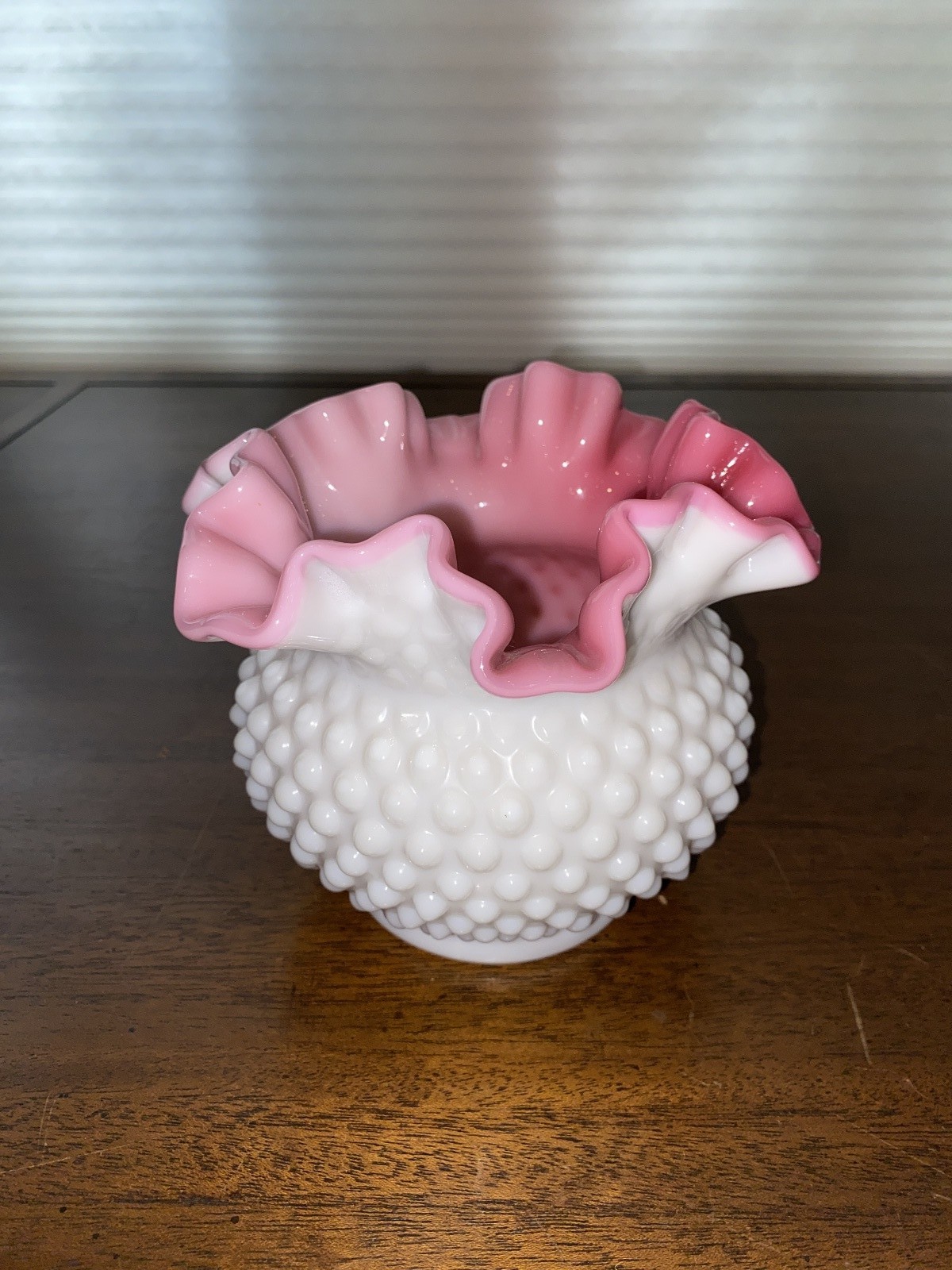 BEAUTIFUL VTG FENTON White Hobnail PEACH BLOW Ruffled Art Glass Vase 5″H