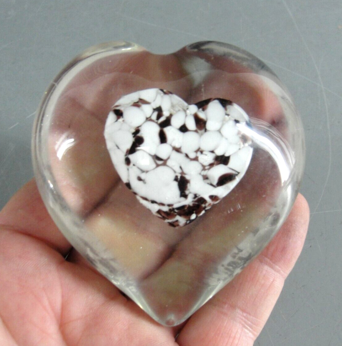 HEART SHAPED HAND BLOWN ART GLASS PAPERWEIGHT ❤️ WHITE BROWN SPECKLED CENTER 3″
