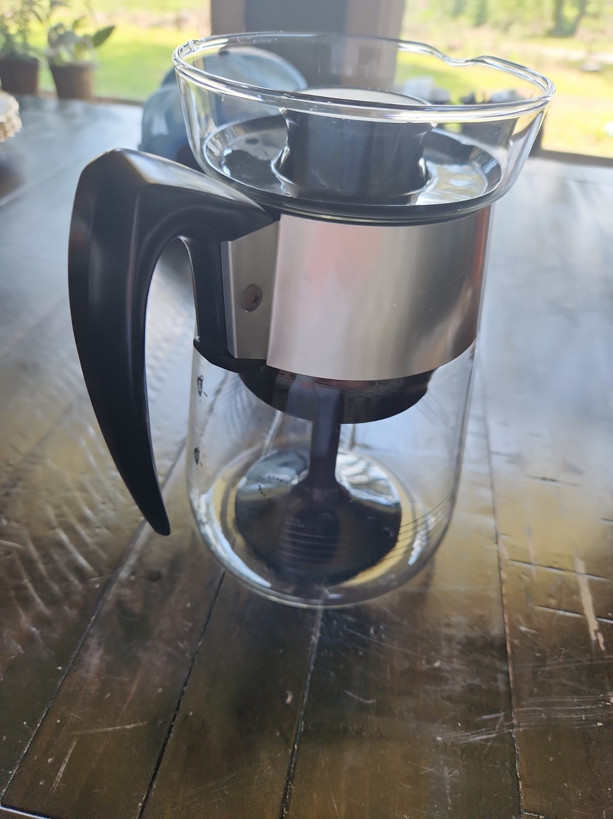 VINTAGE CLEAR GLASS COFFEE POT WITH PLASTIC BASKET IN INTERIOR