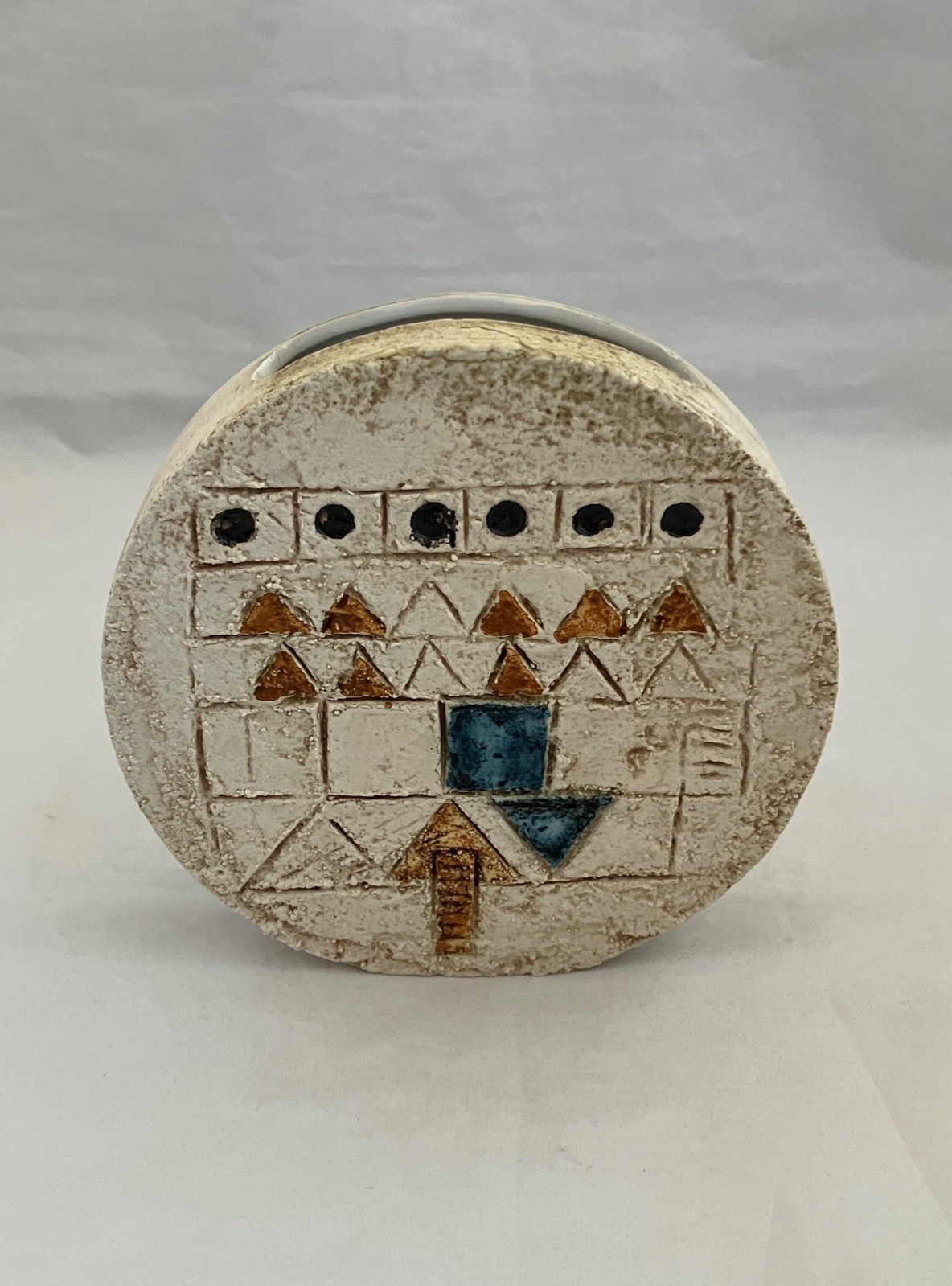 TRIOKA POTTERY 12cm Wheel Vase, England