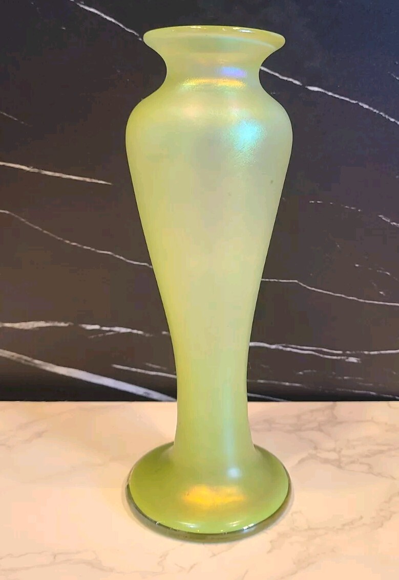 ZELLIQUE Green Iridescent Studio Art Glass Signed Vase 2001 8.5″ x 3.25″ EUC