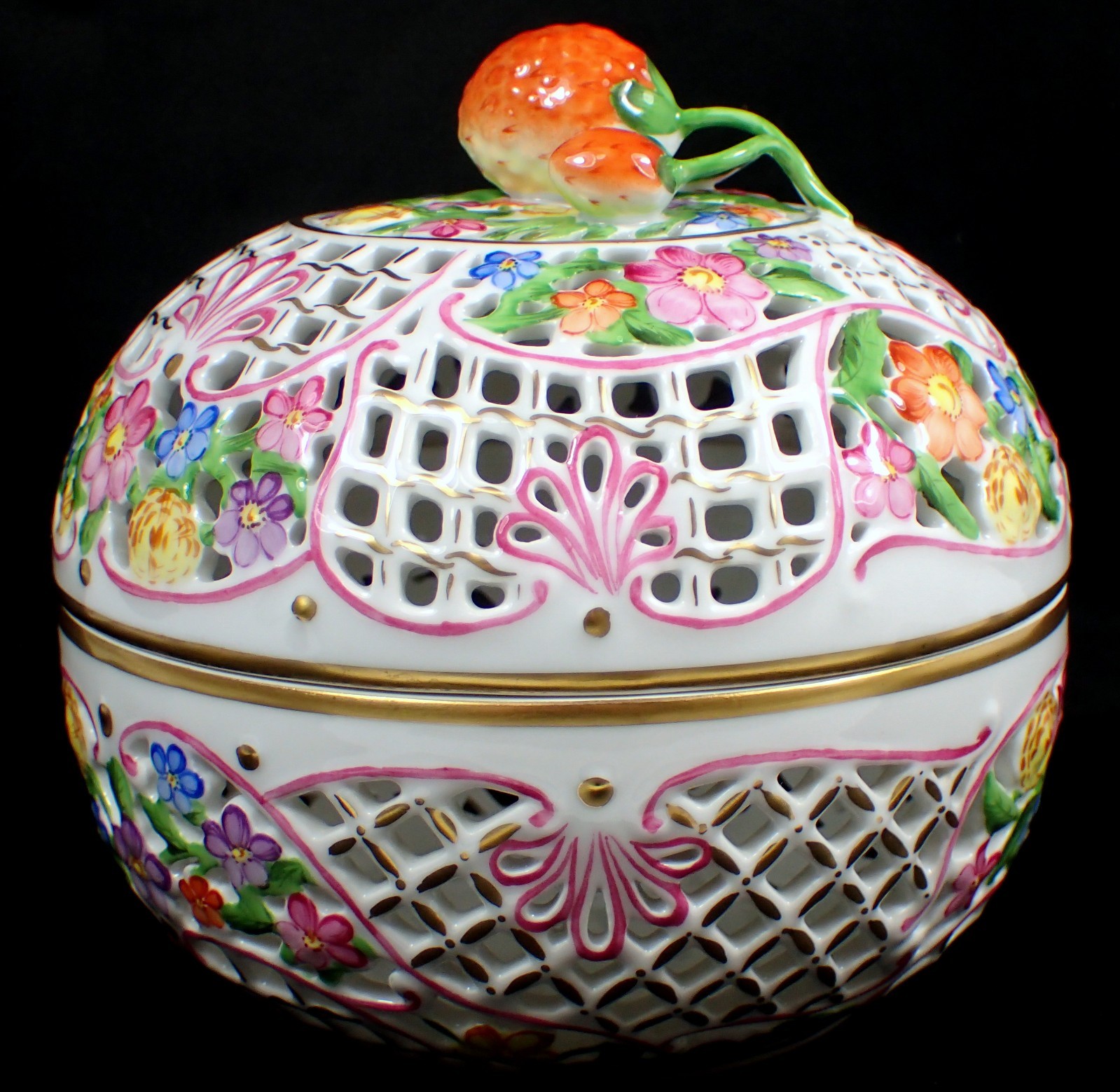 MINT Vtg Herend 6212 Reticulated Bonbonniere Openwork 6″ Box Basket w Strawberry
