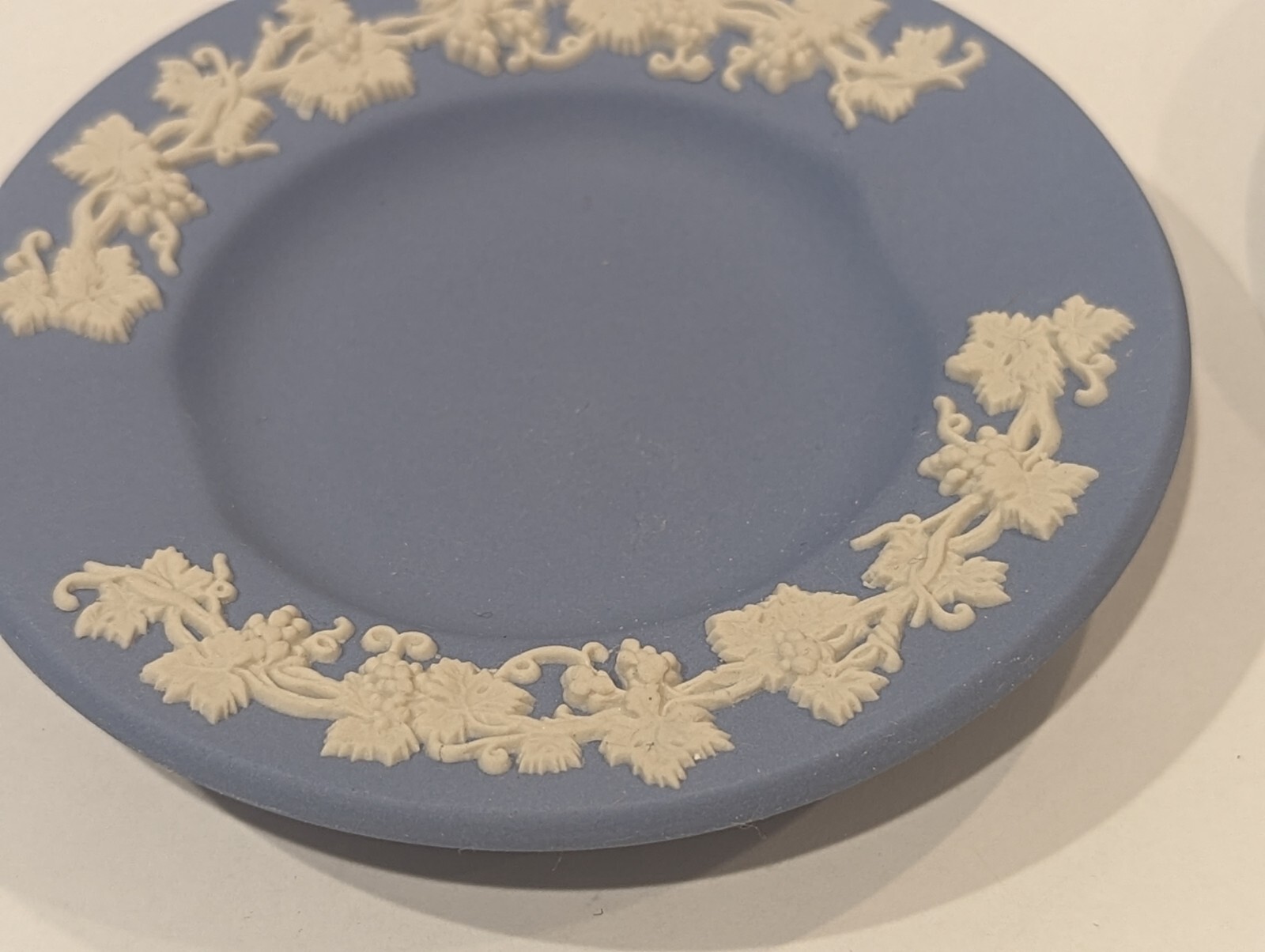 Vtg Wedgwood Jasperware England Blue Grapevine 3.50″ Ashtray Trinket Dish NEW