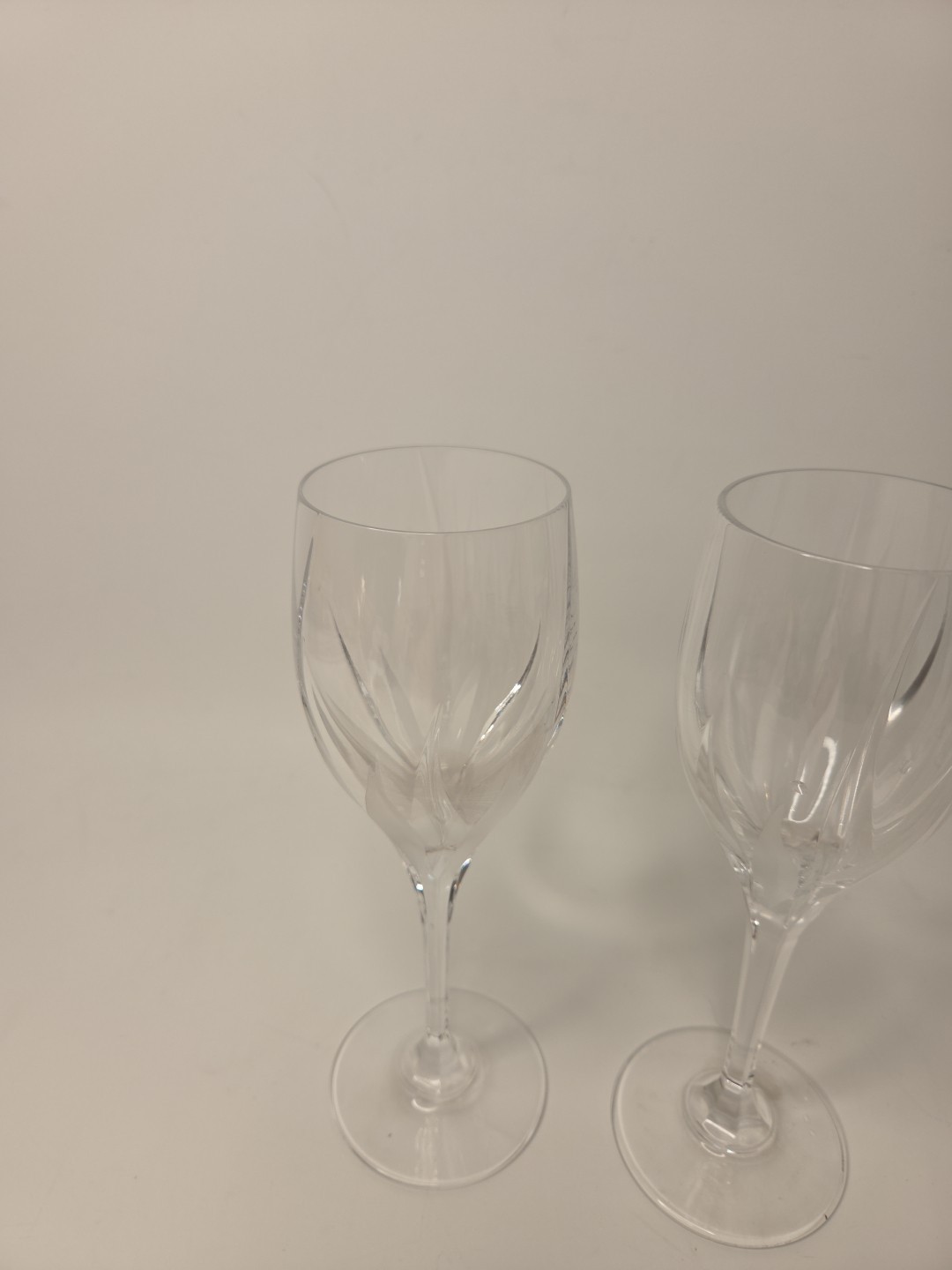 STUNNING PAIR OF MIKASA CRYSTAL FLAME D’AMORE 8 1/4″ WINE GLASSES
