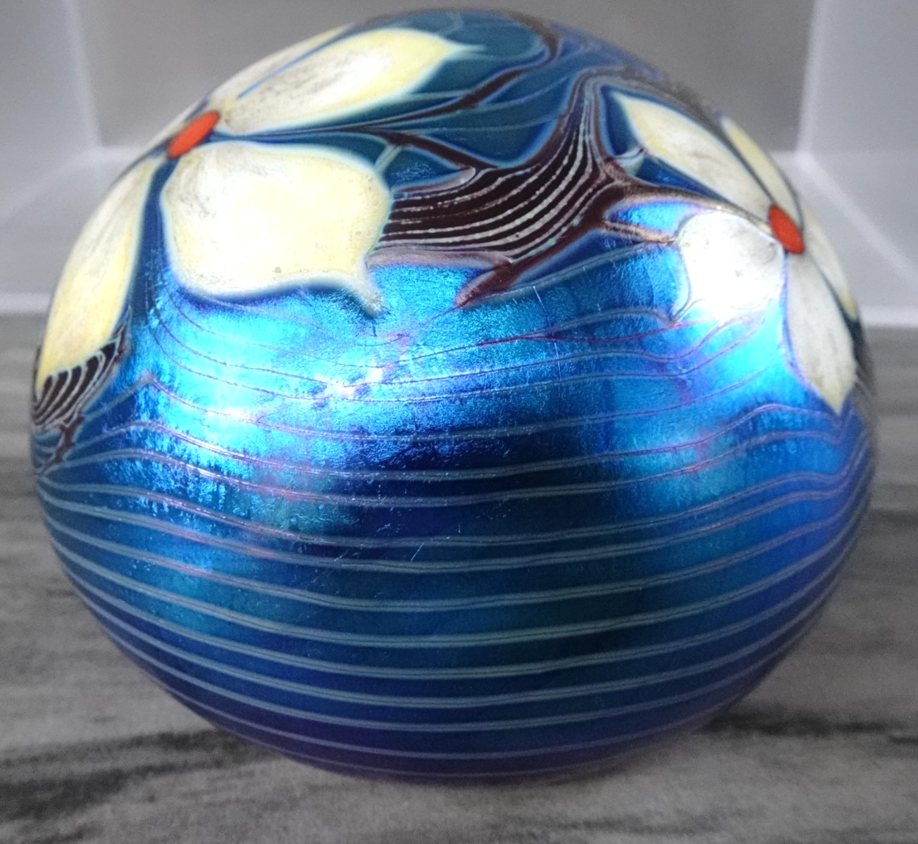 Signed Orient & Flume Blue Aurene Trailing Flowers Art Glass Paperweight 1976