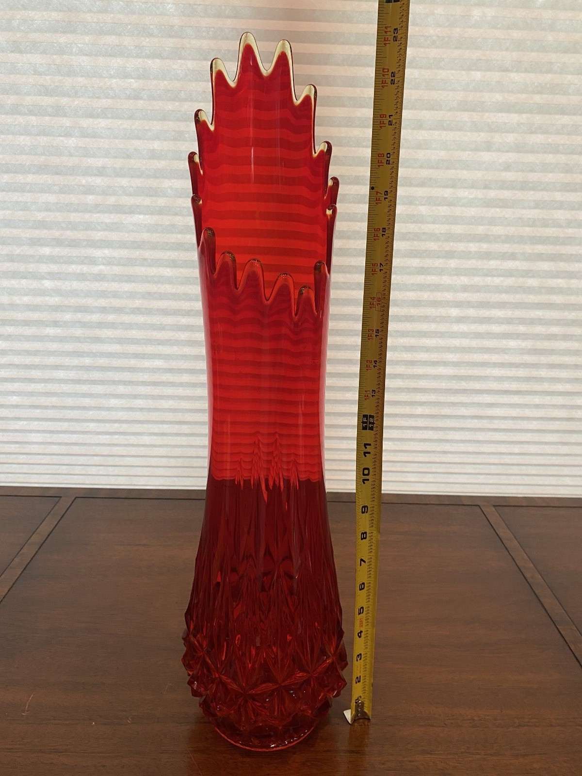 LARGE STUNNING VTG L.E. SMITH Amberina DIAMOND BUTT Art Glass Swung Vase 23.5″H