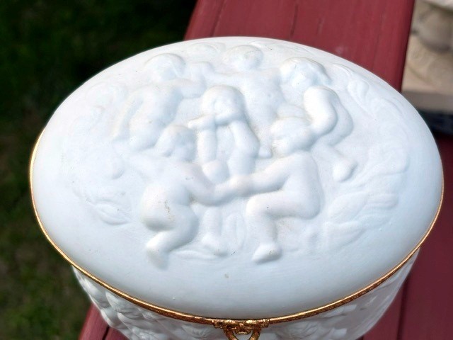 French Limoges Manufacture de Couleuvre Bas-Relief Cherub Porcelain Boudoir Box