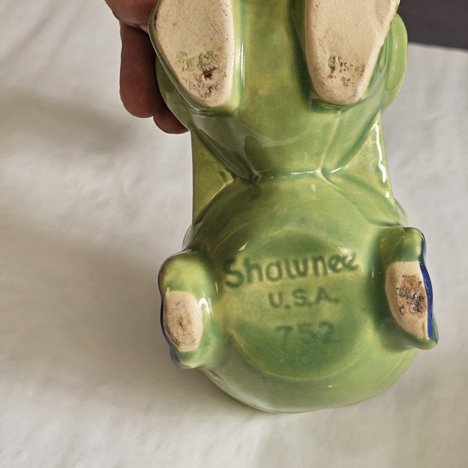 Vintage Shawnee – Green Duck Pulling Wagon Planter 752 – blue detail – USA