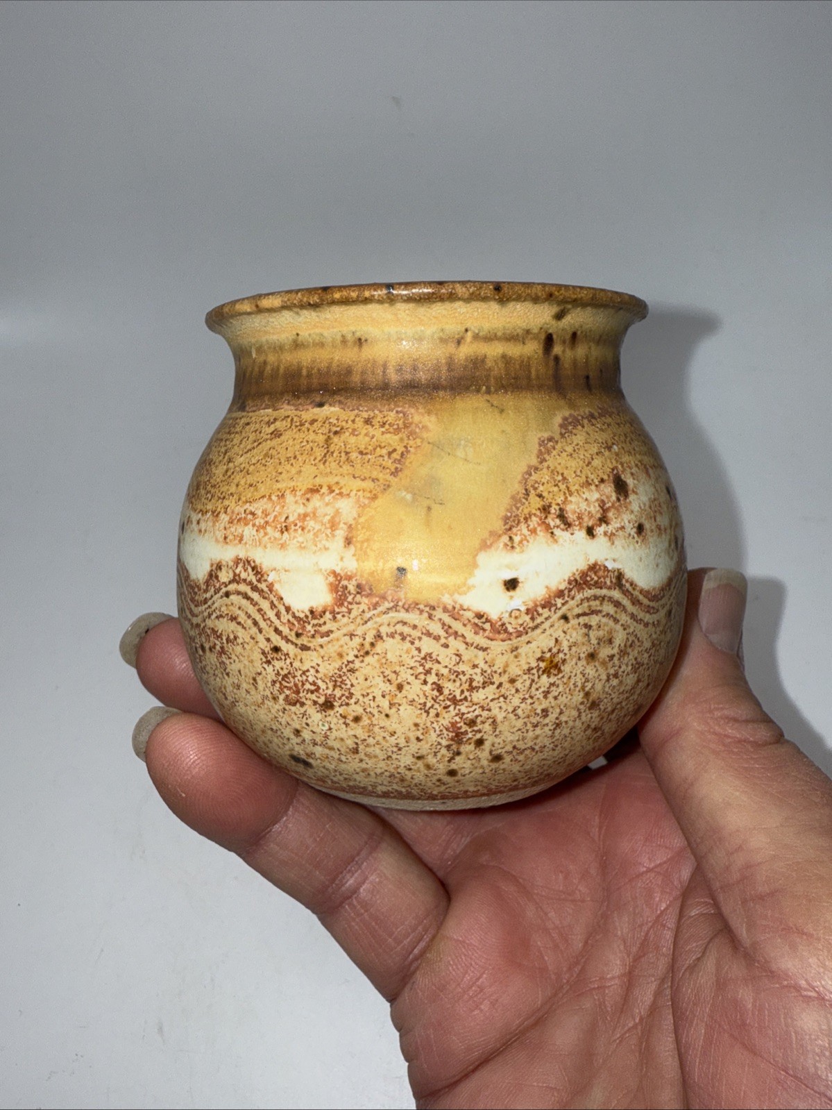 Vtg PM c1981 Studio Art Pottery Vase Rustic Tawny Earth Tones Specks Wave 3.25”H