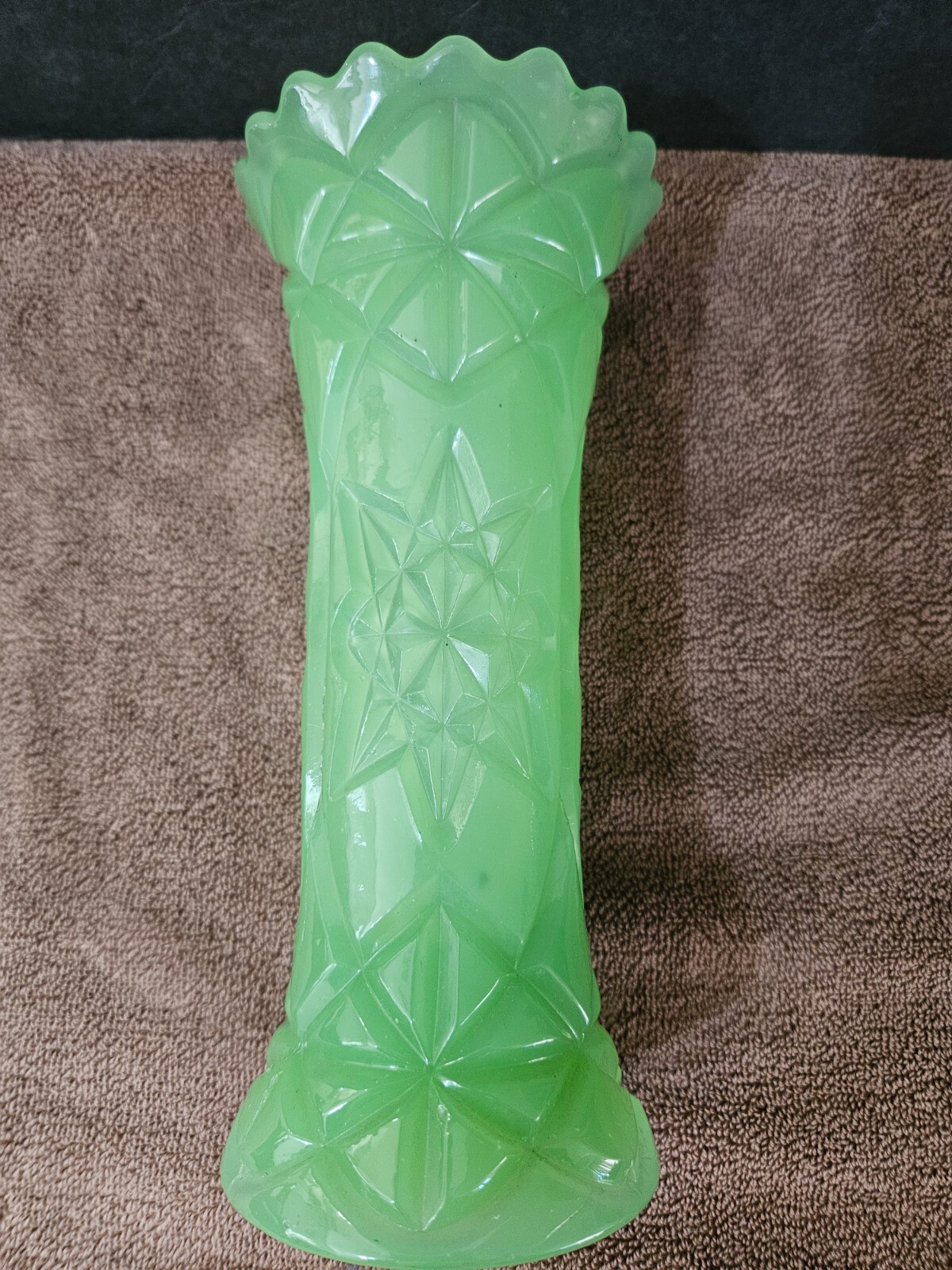 VERY RARE VINTAGE JADEITE JADITE GLASS SWUNG VASE 9 1/2″ WITH STAR PATTERN