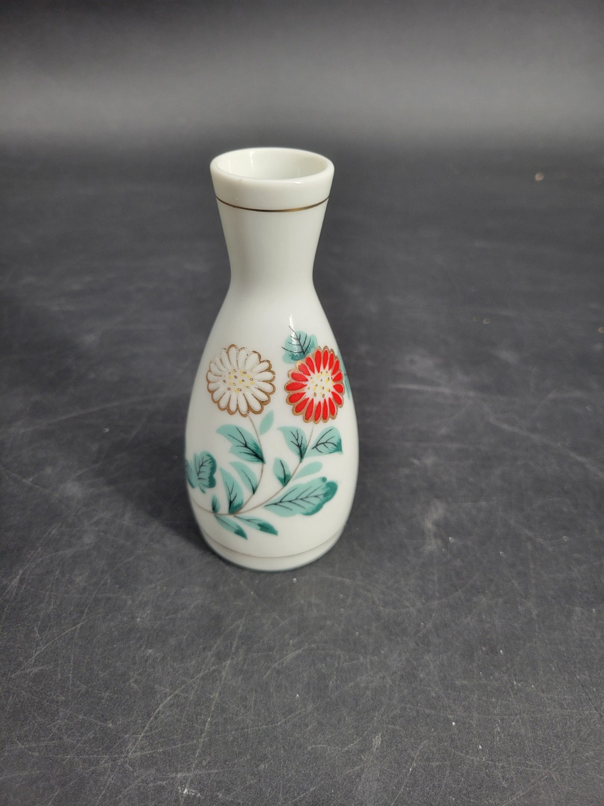 Very Pretty, Vintage Japanese Porcelain Floral Bud Vase / Sake Server – 5″