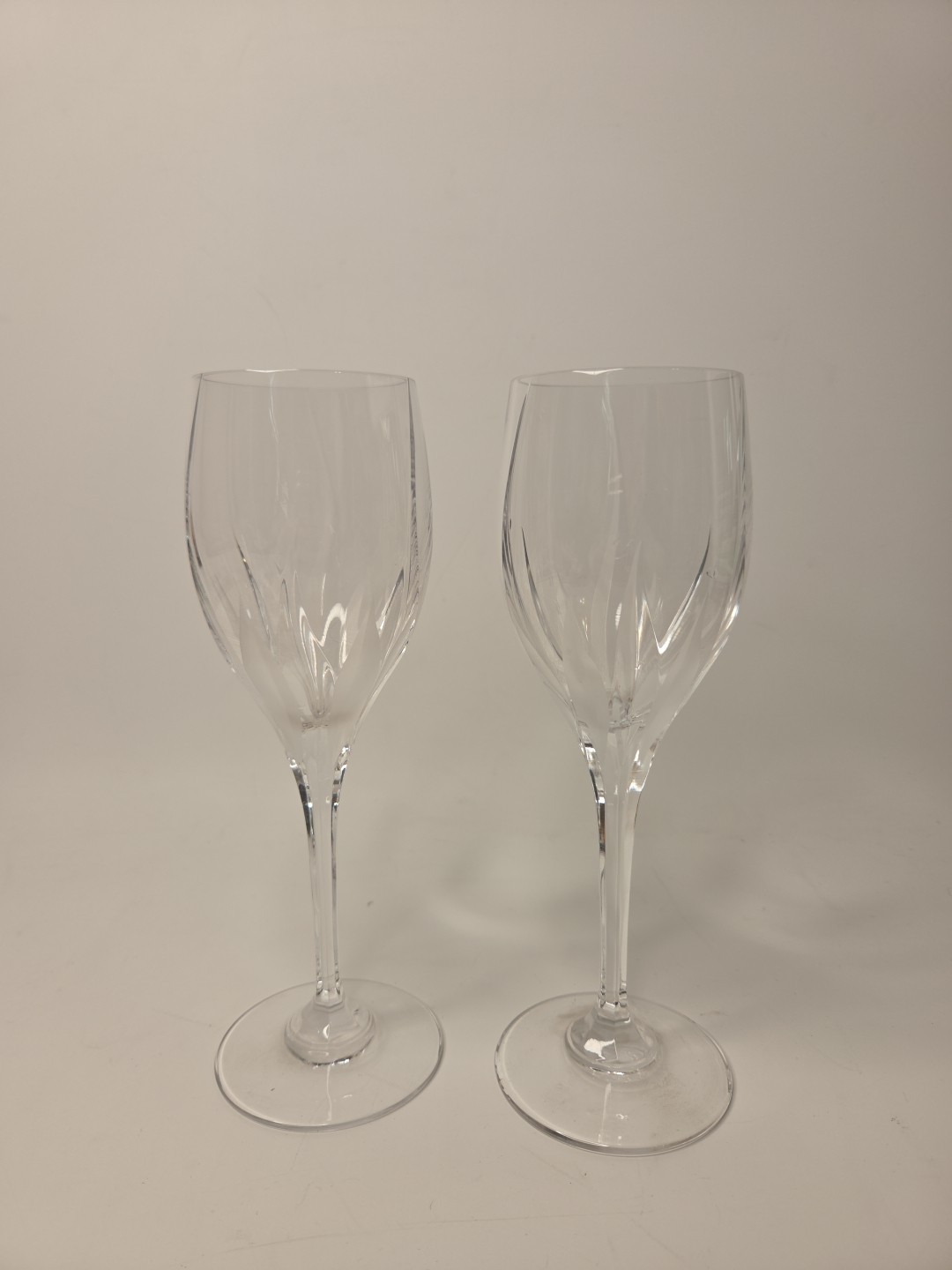 STUNNING PAIR OF MIKASA CRYSTAL FLAME D’AMORE 8 1/4″ WINE GLASSES