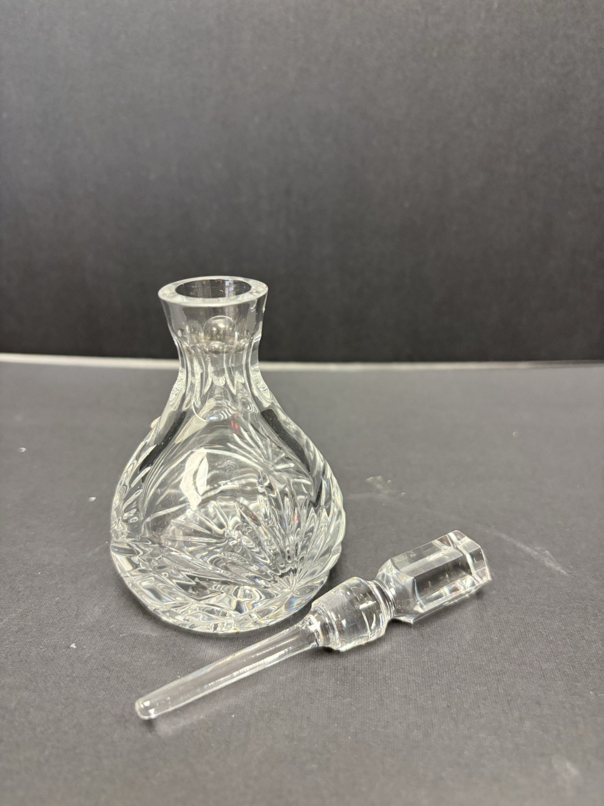 ROGASKA CRYSTAL RICHMOND FAN AND DIAMOND 3 3/4″ TALL PERFUME BOTTLE W/STOPPER