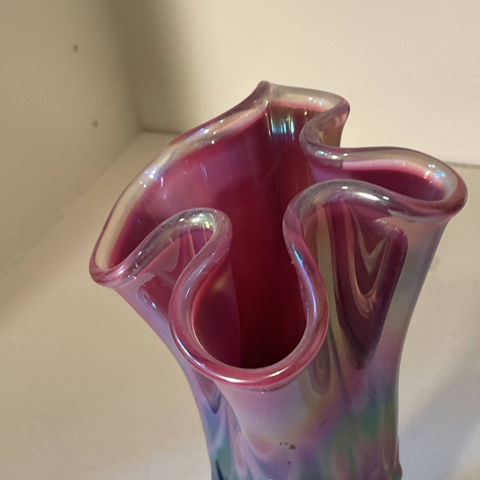 Fenton**IRIDESCENT PLUM OPALESCENT LILY OF THE VALLEY HANKERCHEIF VASE**Vintage